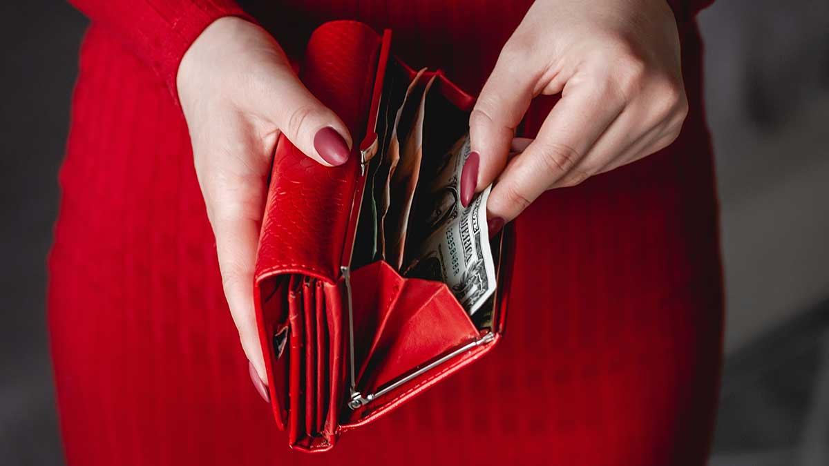 Offener Geldbeutel in Frauenhänden
