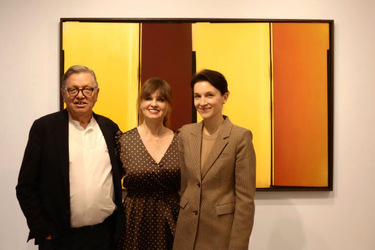 Foto: Stefan Vogdt, Dr. Sonja Lechner und Felicitas Boos vor einem Werk von Ola Kolehmainen ©Galerie Stefan Vogdt