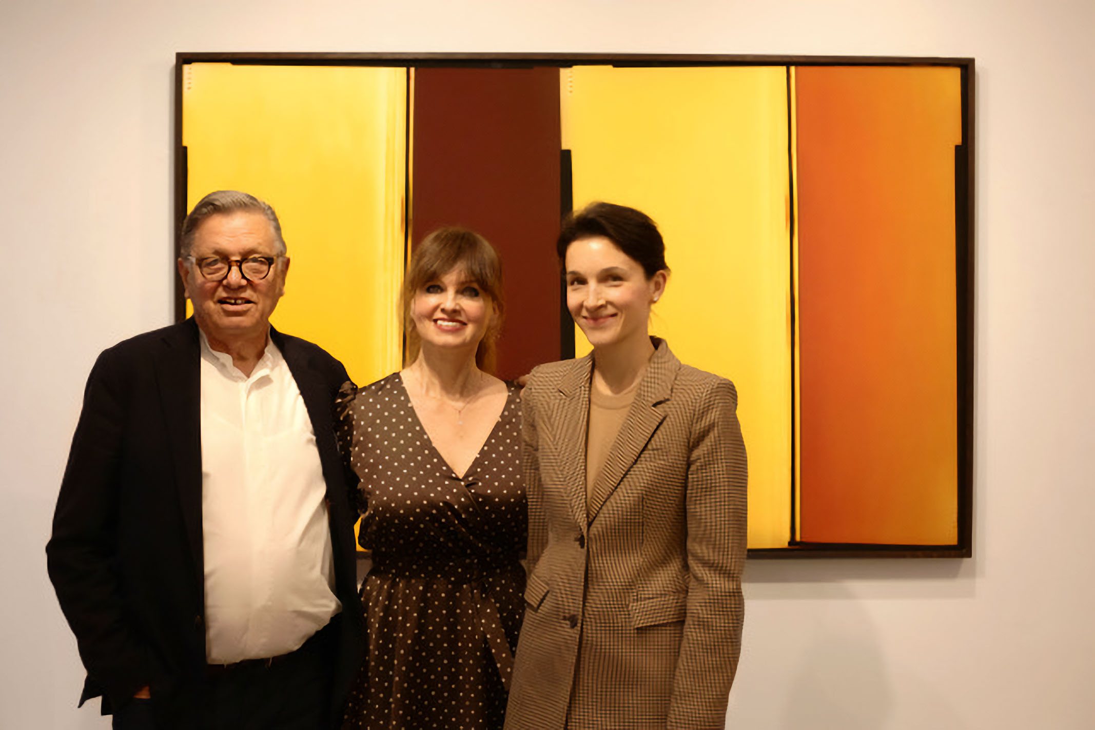 Foto: Stefan Vogdt, Dr. Sonja Lechner und Felicitas Boos vor einem Werk von Ola Kolehmainen ©Galerie Stefan Vogdt