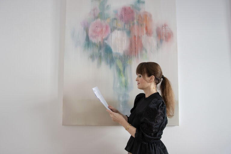 Foto: Dr. Sonja Lechner vor einem Werk von Sebastian Herzau, © Kunstkonnex