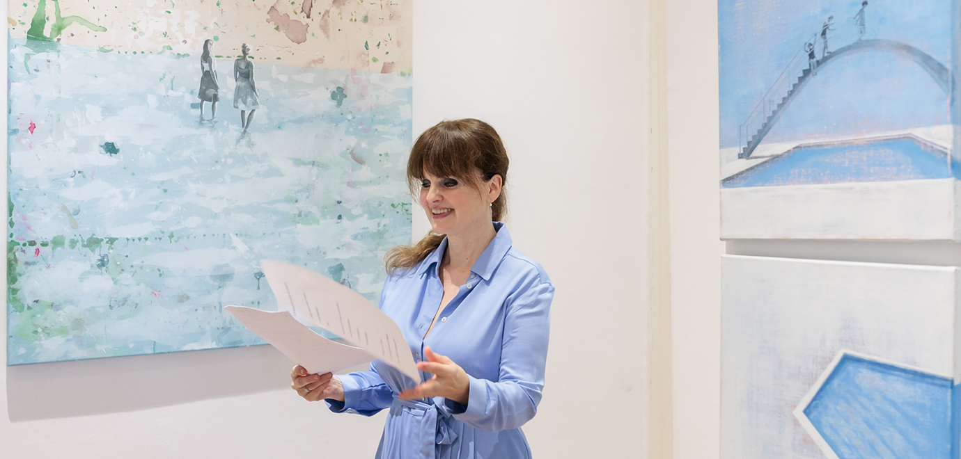 Foto: Dr. Sonja Lechner vor einem Kunstwerk von Iris von Carnap © Stefan Heigl
