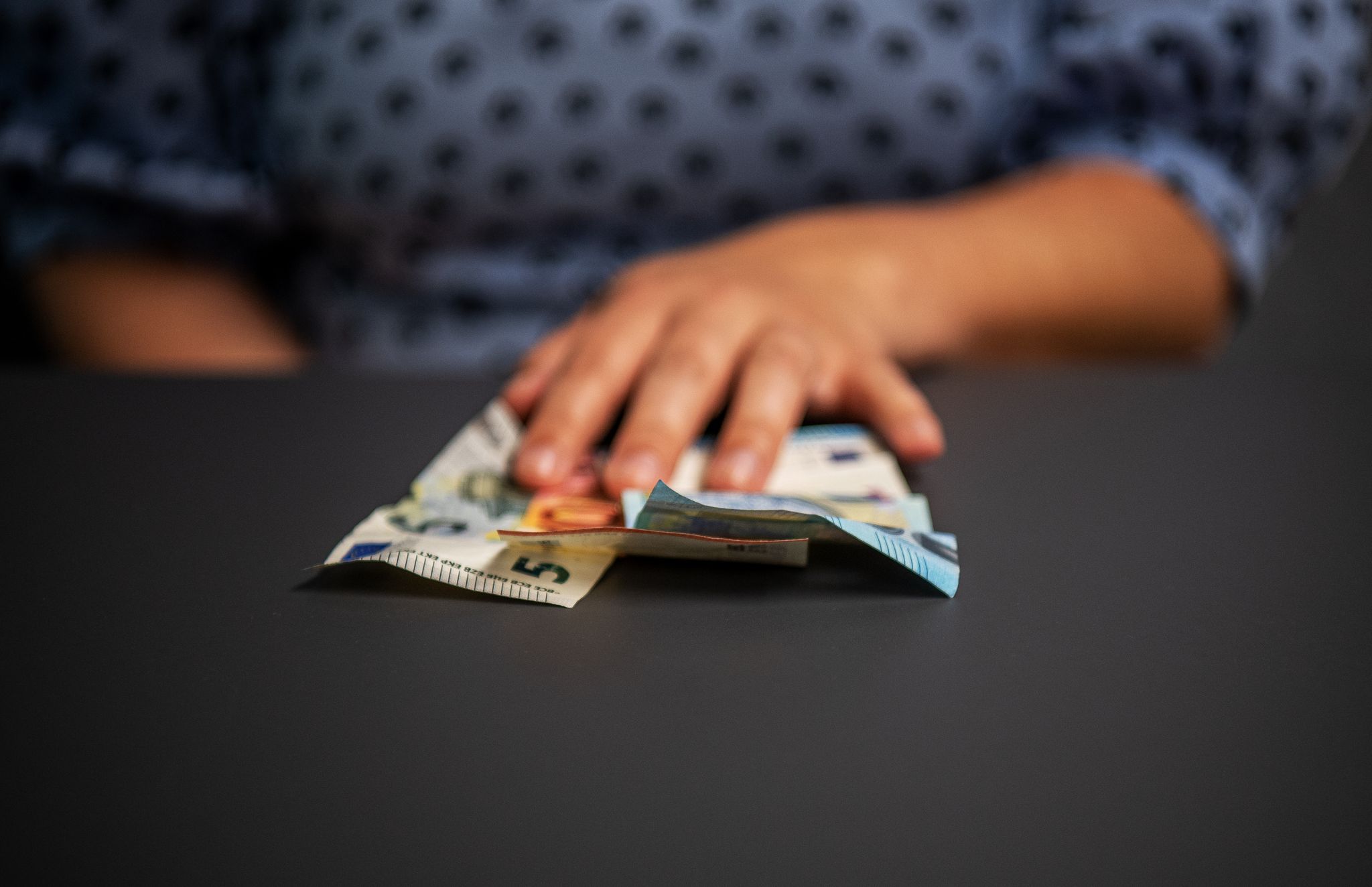 Bargeld bei der Bank aufs Sparbuch einzahlen? Was vor einigen Jahren absolut üblich war, lohnt sich heute in der Regel nicht mehr.