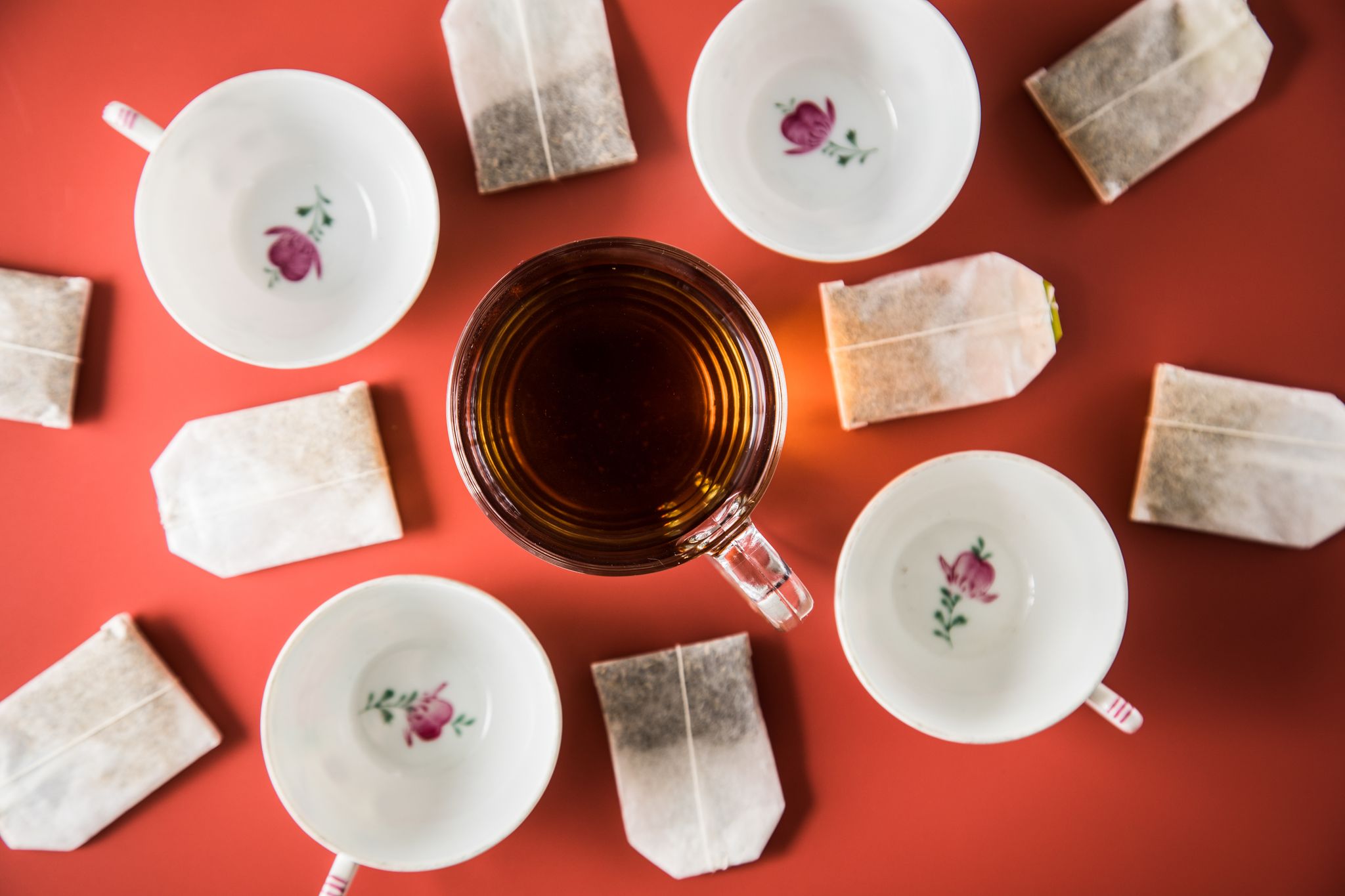 Nicht jede Teesorte sollte mit kochendem Wasser aufgegossen werden. Bei grünem Tee genügt eine Temperatur zwischen 70 und 90 Grad.