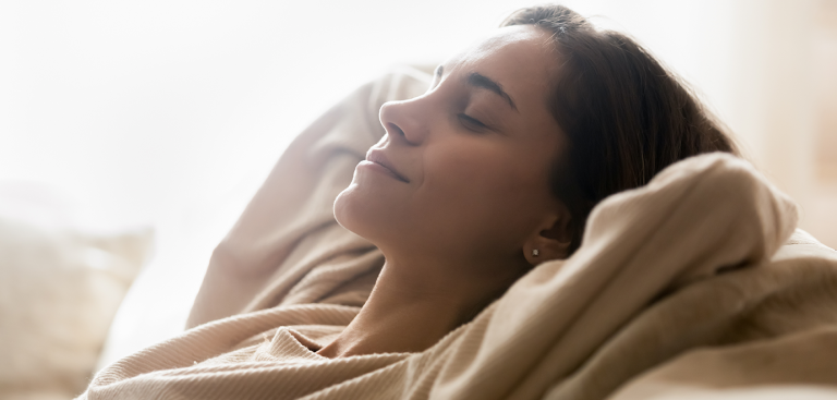 Foto: Adobe Stock/fizkes Frau entspannt zurücklehnen