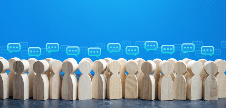 Foto: Andrii Yalanskyi Umfrage Sprechblasen Figuren aus Holz, Holzmännchen