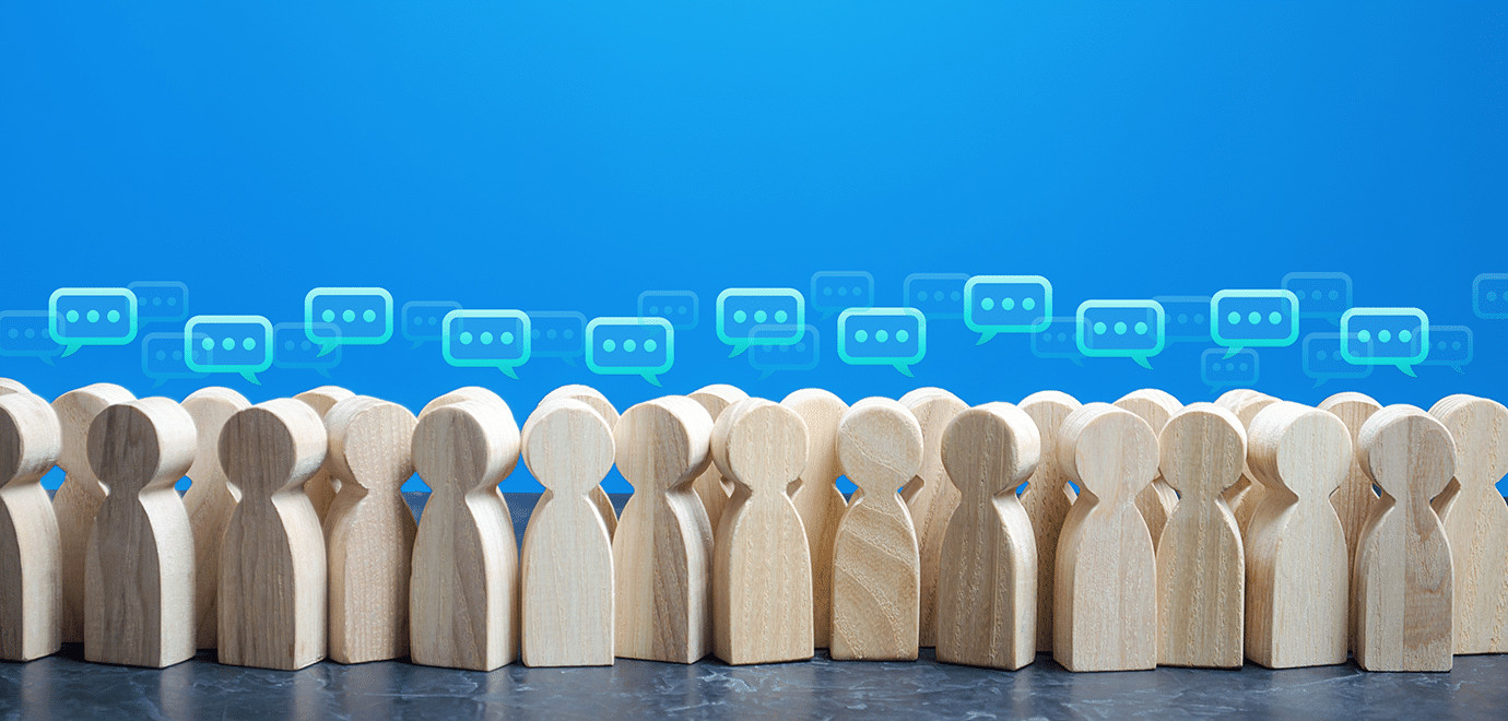 Foto: Andrii Yalanskyi Umfrage Sprechblasen Figuren aus Holz, Holzmännchen