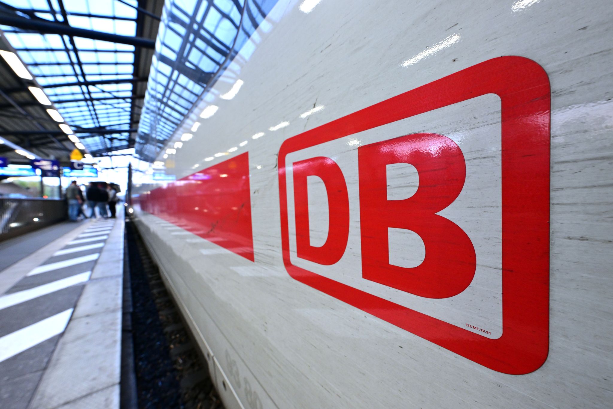 Sparpreistickets können nun wieder am Fahrkertenschalter gekauft werden. Foto: Martin Schutt/dpa