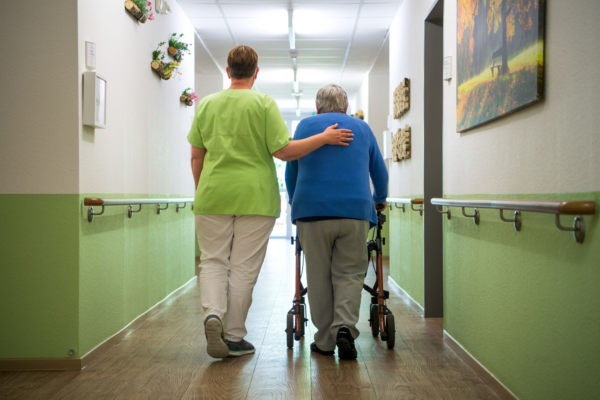 Pflegefachkraft mit Seniorin