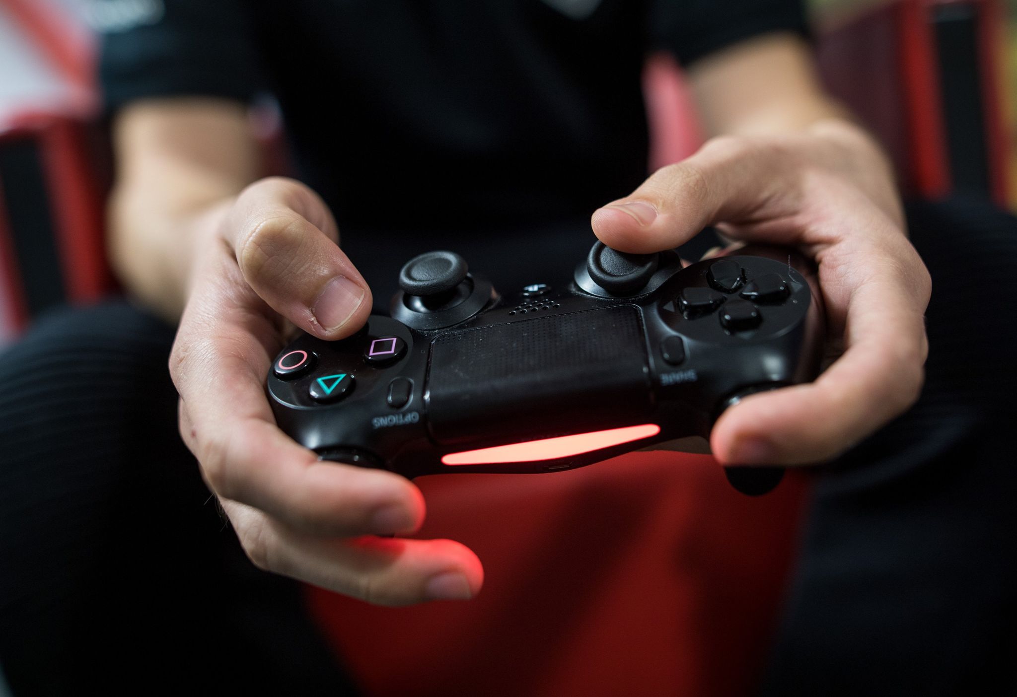 Ein Gamer spielt mit einer Playstation 4.