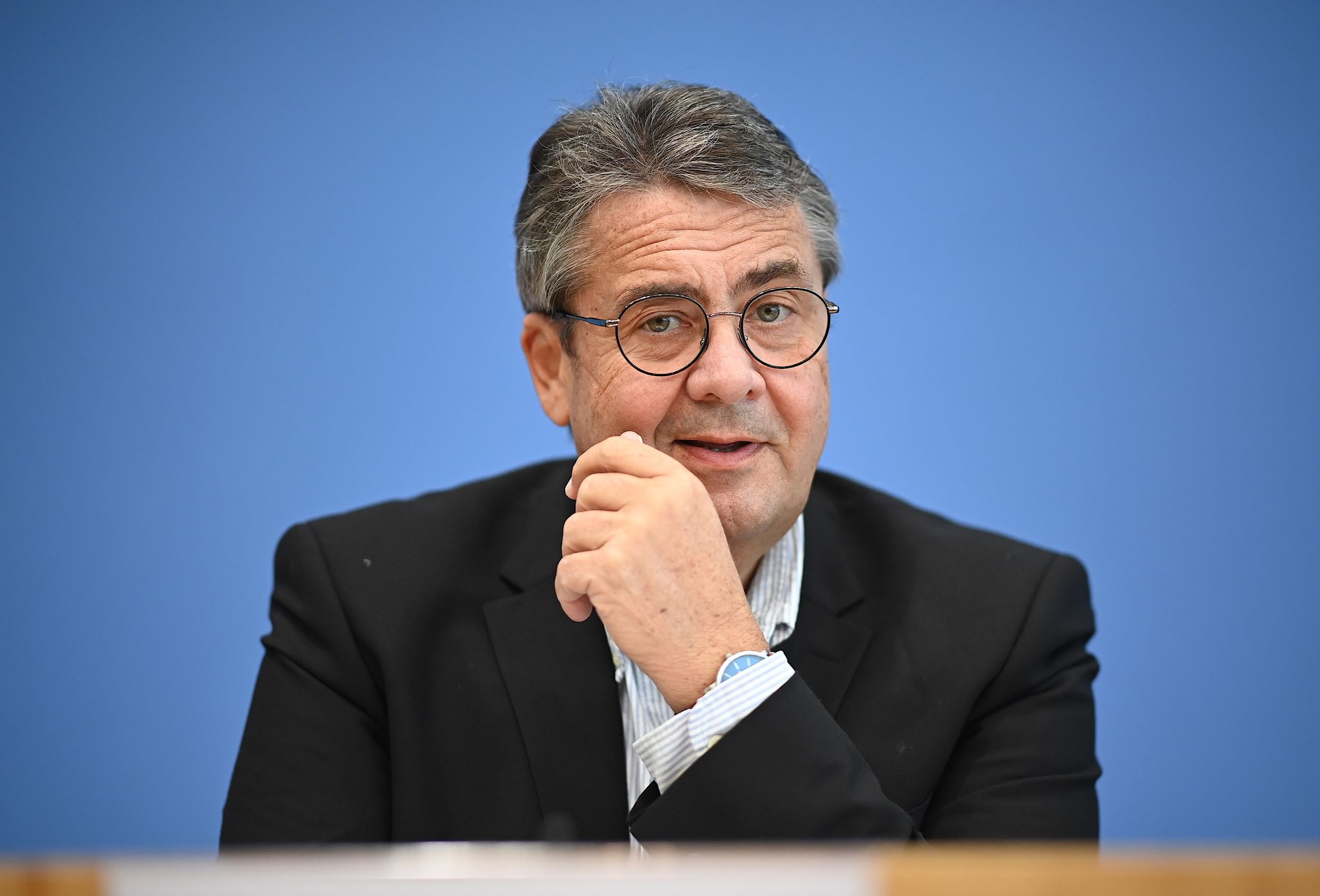 Sigmar Gabriel spricht im Jahr 2020 bei einer Pressekonferenz.