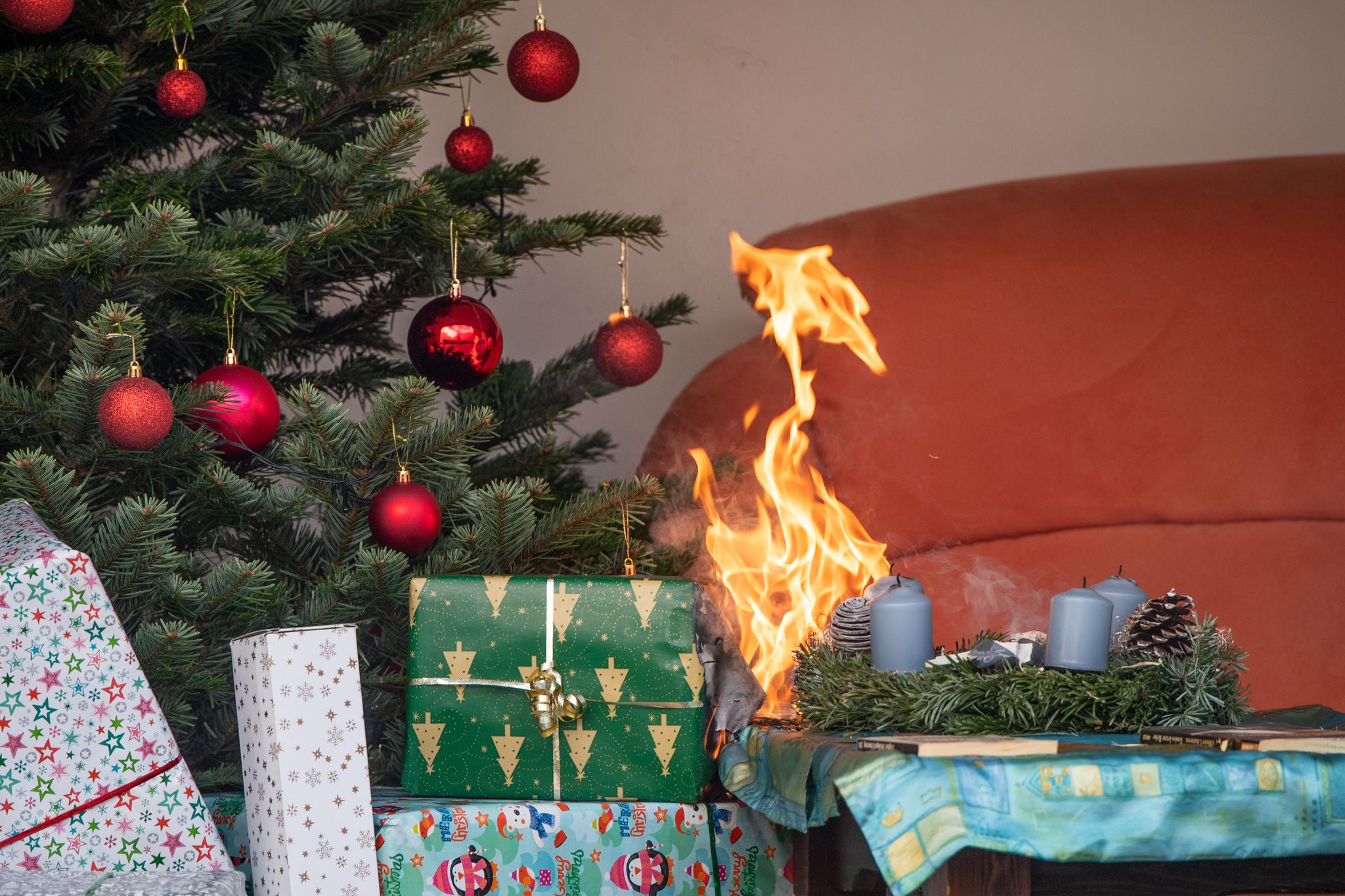 Schäden an beweglichen Gegenständen, wie Möbeln oder Weihnachtsgeschenken, sind bei Beschädigung durch Feuer oder Löschwasser von der Hausratversicherung gedeckt.