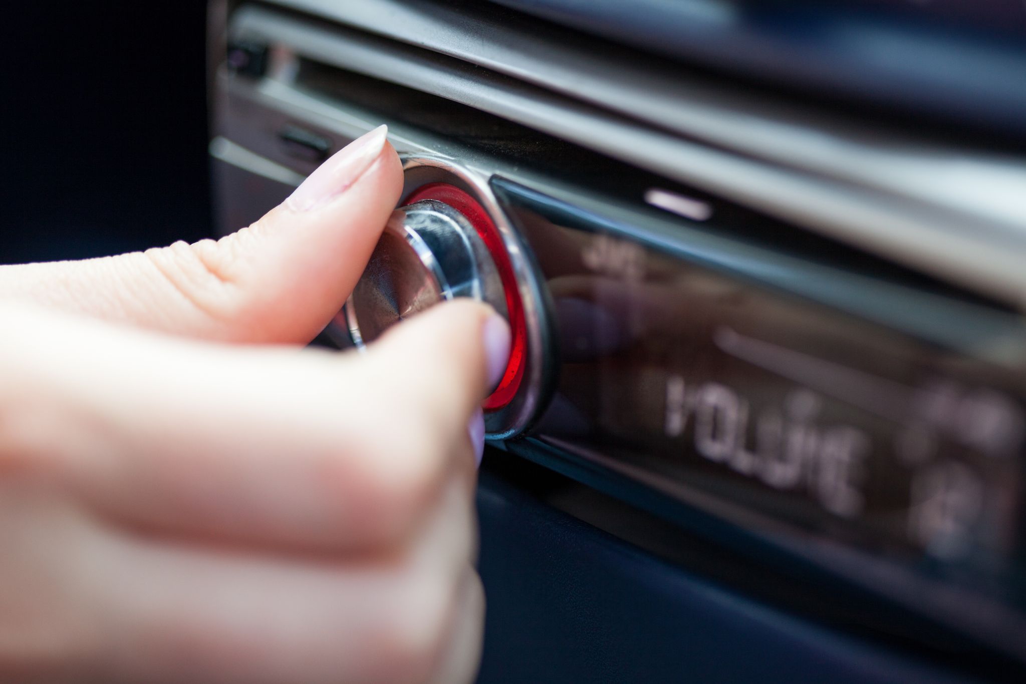 Dreh lauter: FM-Transmitter können Musik auf einer UKW-Frequenz vom Smartphone ans Radio übertragen.