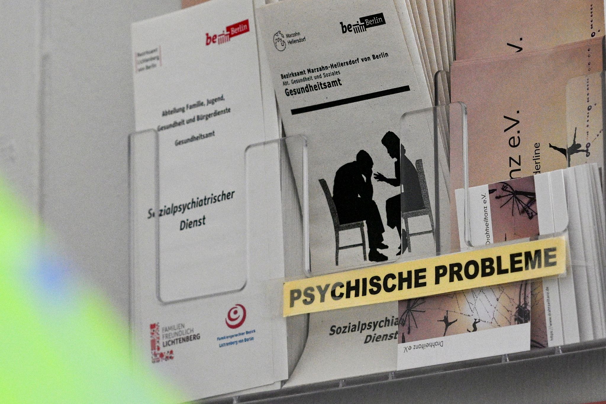 Es gibt viele Anlaufstellen, die gut helfen: am Telefon, online und persönlich. Im akuten Notfall aber gilt: 112 wählen oder zur Klinik fahren.