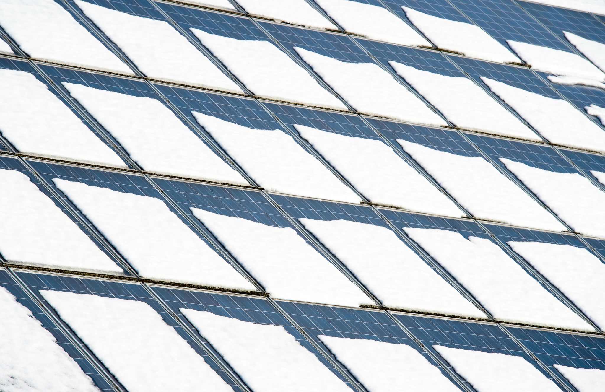 Im Winter wird wetterbedingt weniger Sonnenstrom produziert. Batteriespeicher können helfen, die natürlichen Schwankungen auszugleichen. (Illustration)