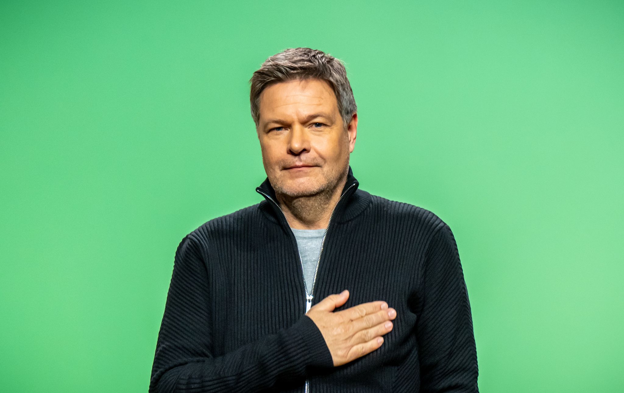 Die Grünen haben Robert Habeck im November zu ihrem Kanzlerkandidaten gemacht. Bei ihrem Programmparteitag in Berlin gibt es - verglichen mit den frühen Jahren der Partei - wenige kontroverse Debatten.