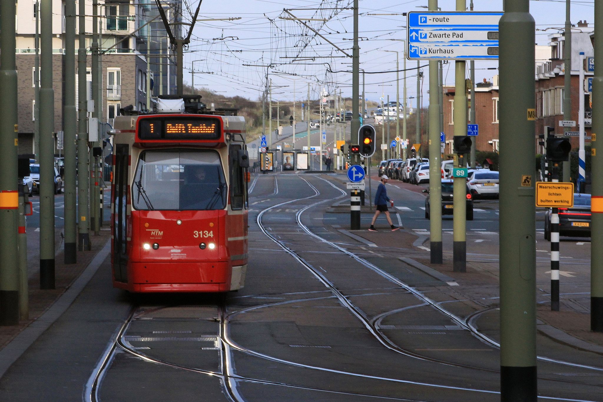 Einsteigen zur Stadtrundfahrt, bitte: die Tram 1, hier in Scheveningen.
