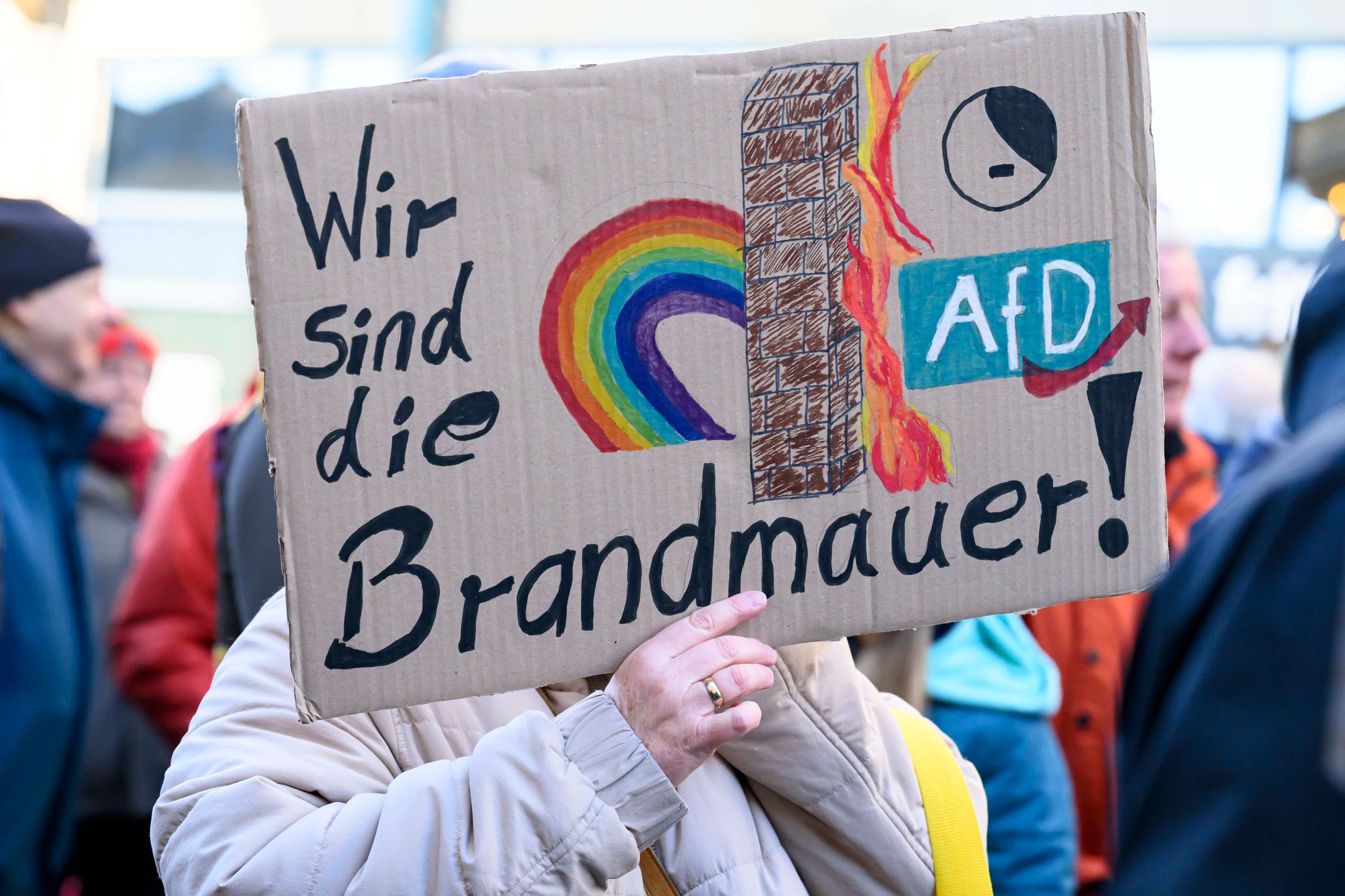 In Frankfurt erinnert eine Demonstrantin an die Brandmauer.