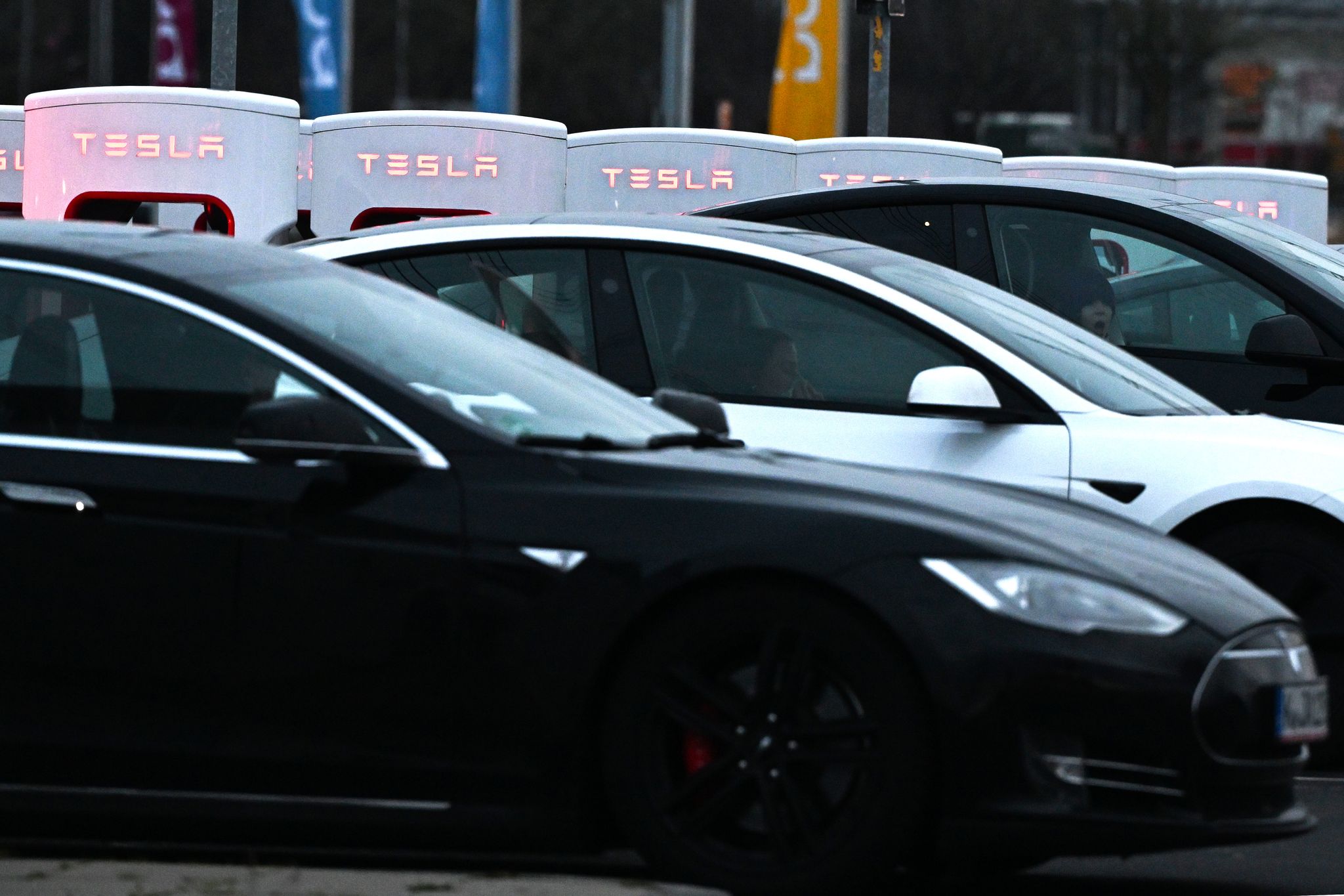 Die Neuzulassungen von Tesla-Autos in Deutschland sind eingebrochen. (Archivbild)