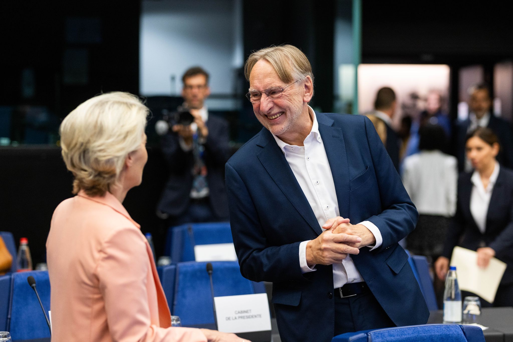 Bernd Lange (SPD) im Gespräch mit EU-Kommissionspräsidentin Ursula von der Leyen. (Archivbild)