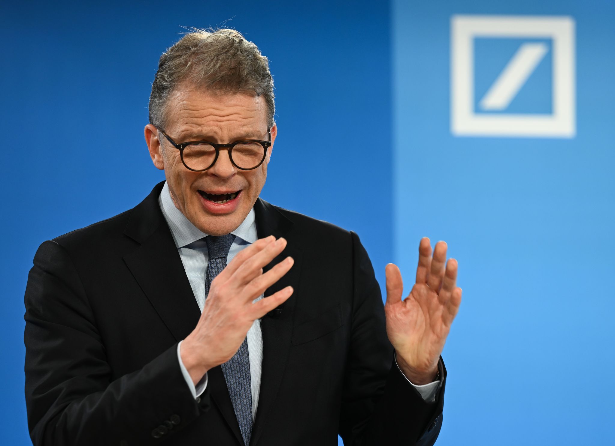 Deutsche-Bank-Chef Christian Sewing fordert mit den Vorstandschefs von Siemens und Mercedes-Benz eine Wende in der Wirtschaftspolitik (Archivbild)