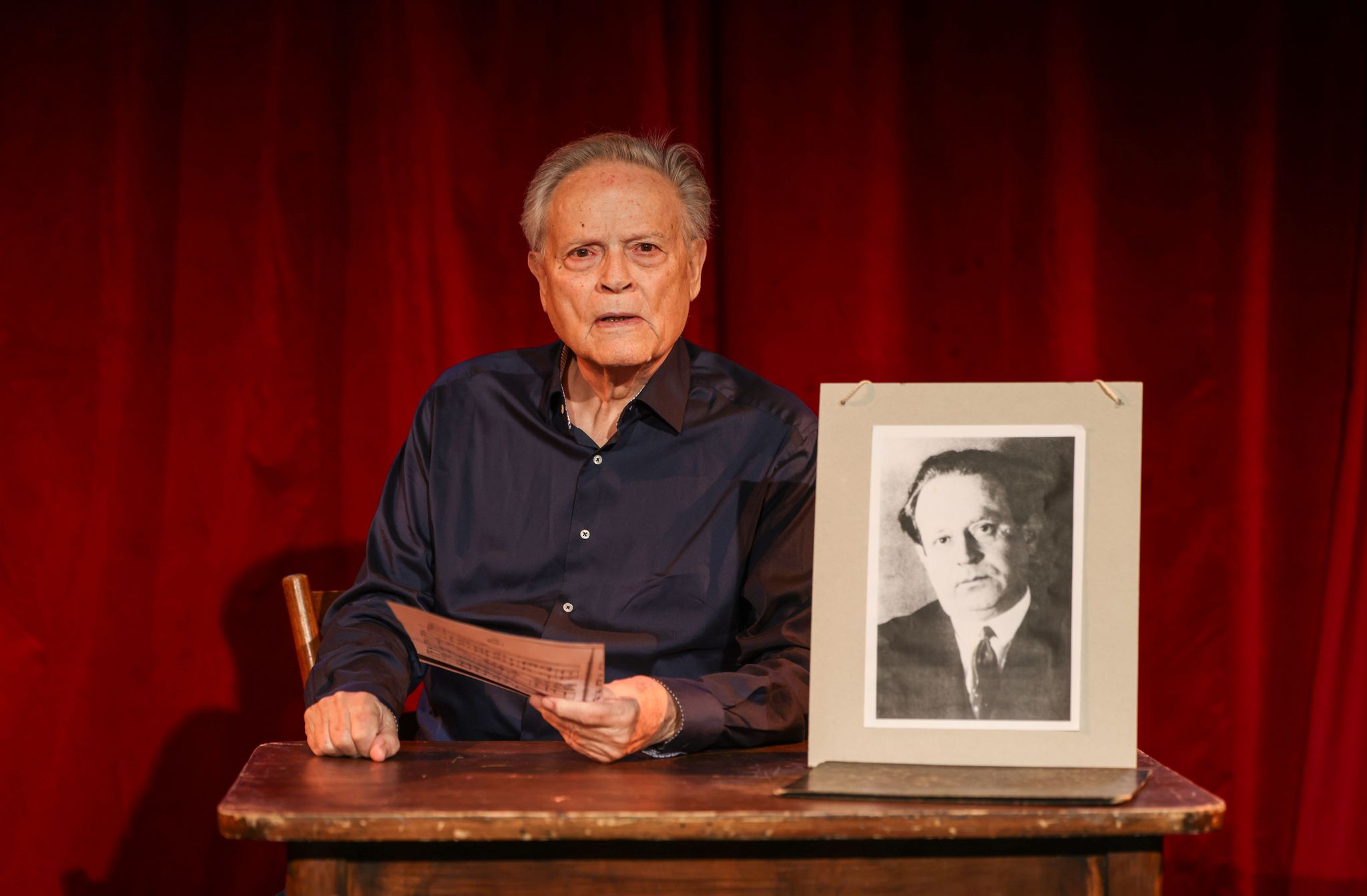 Der Schauspieler Bert Oberdorfer, der regelmäßig mit einer Tucholsky-Revue auftritt, ist immer wieder überrascht, wie aktuell die Texte des Journalisten und Satirikers noch sind.