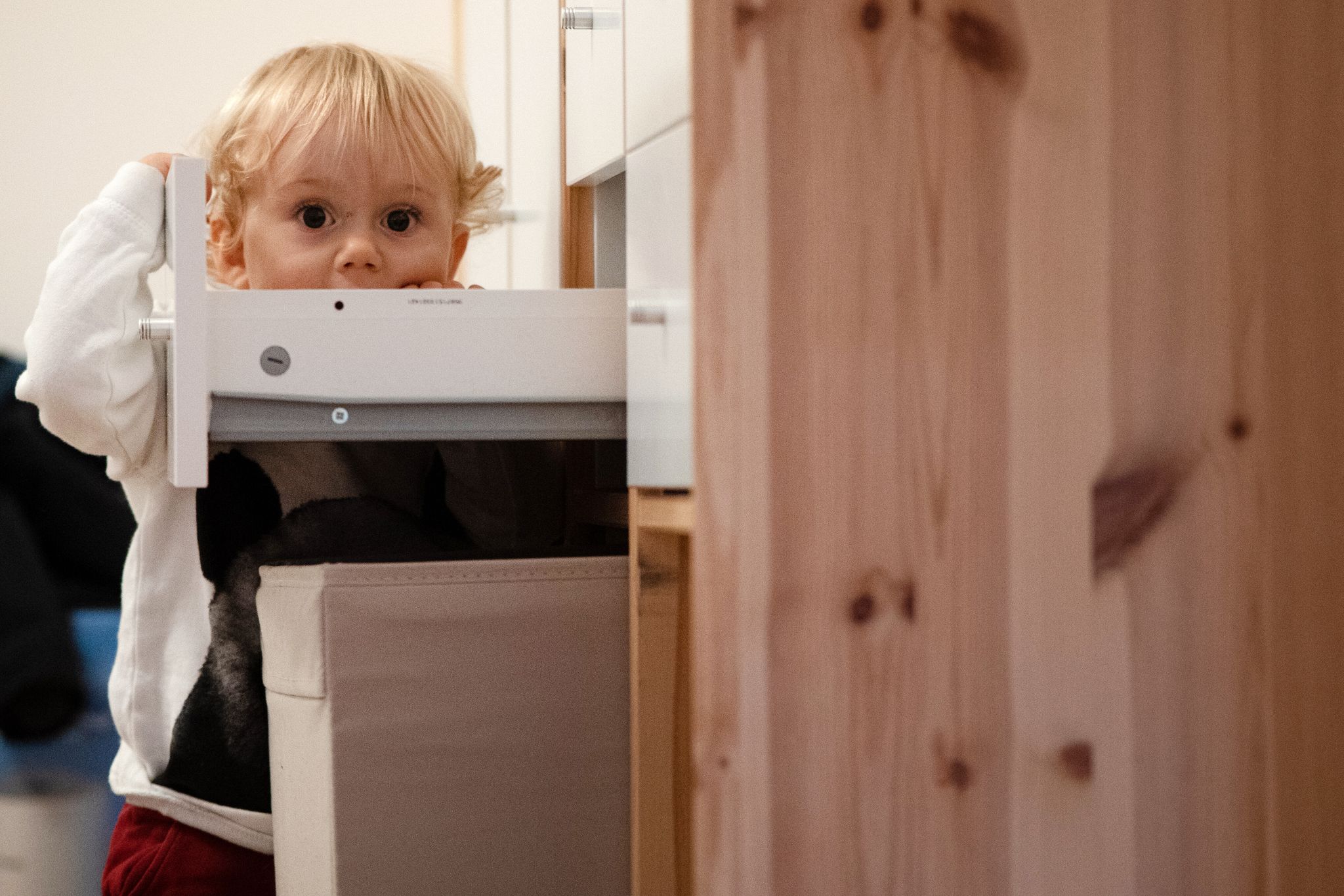 Kinder sind neugierig. Reinigungsmittel und Medikamente sollten daher außerhalb ihrer Reichweite sicher verwahrt werden.