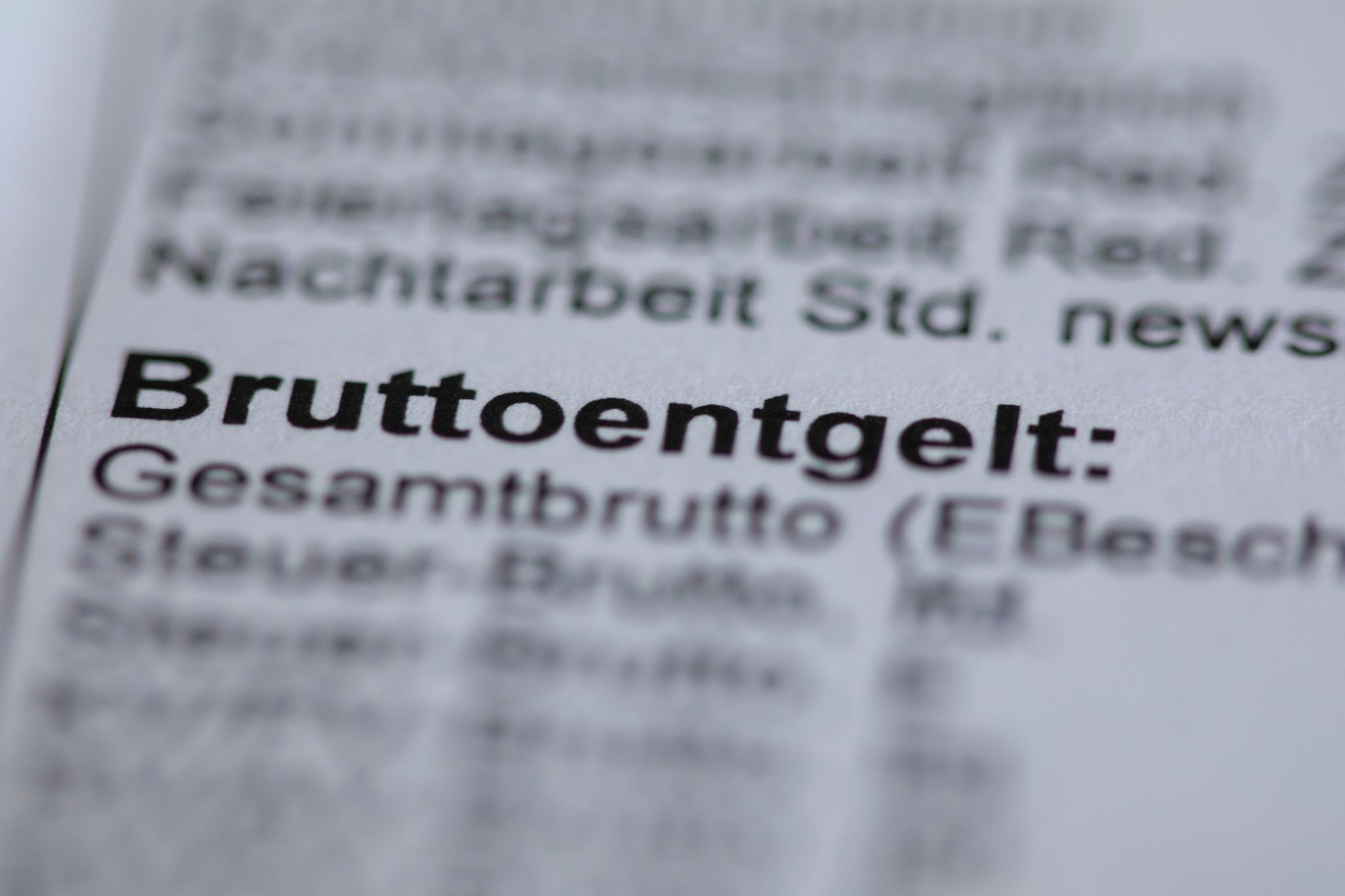 Wie viel Netto bleibt vom Brutto? Wer das nicht umständlich selbst ausrechnen möchte, kann spezielle Online-Tools nutzen.