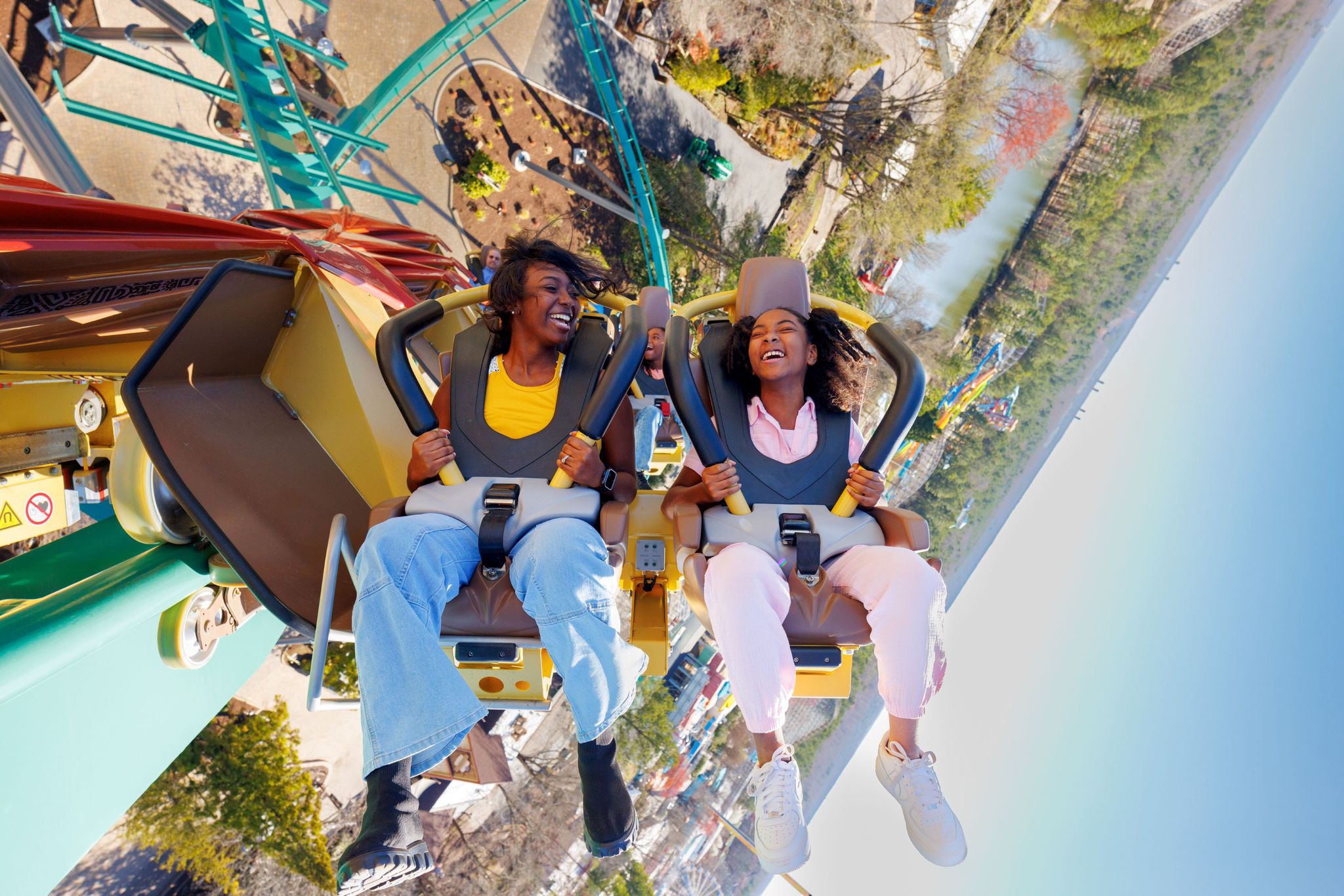 In vier Sekunden auf 105km/h: Die Fahrt im «Wingcoaster Rapterra» bietet anderthalb Minuten Nervenkitzel.