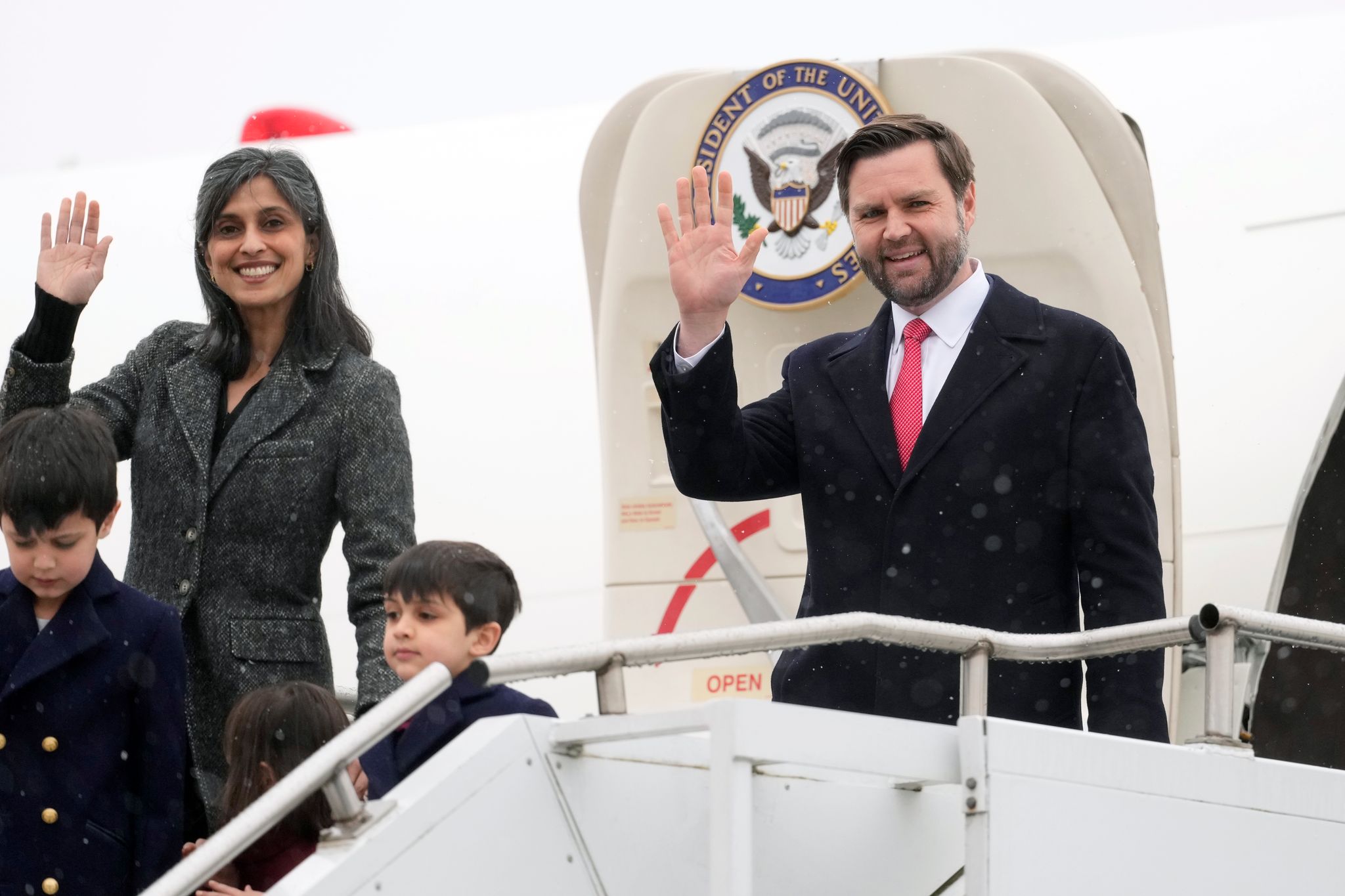 Werden auf Grönland nur US-Soldaten, aber keinen Grönländern zuwinken: Usha und J.D. Vance. (Archivbild)