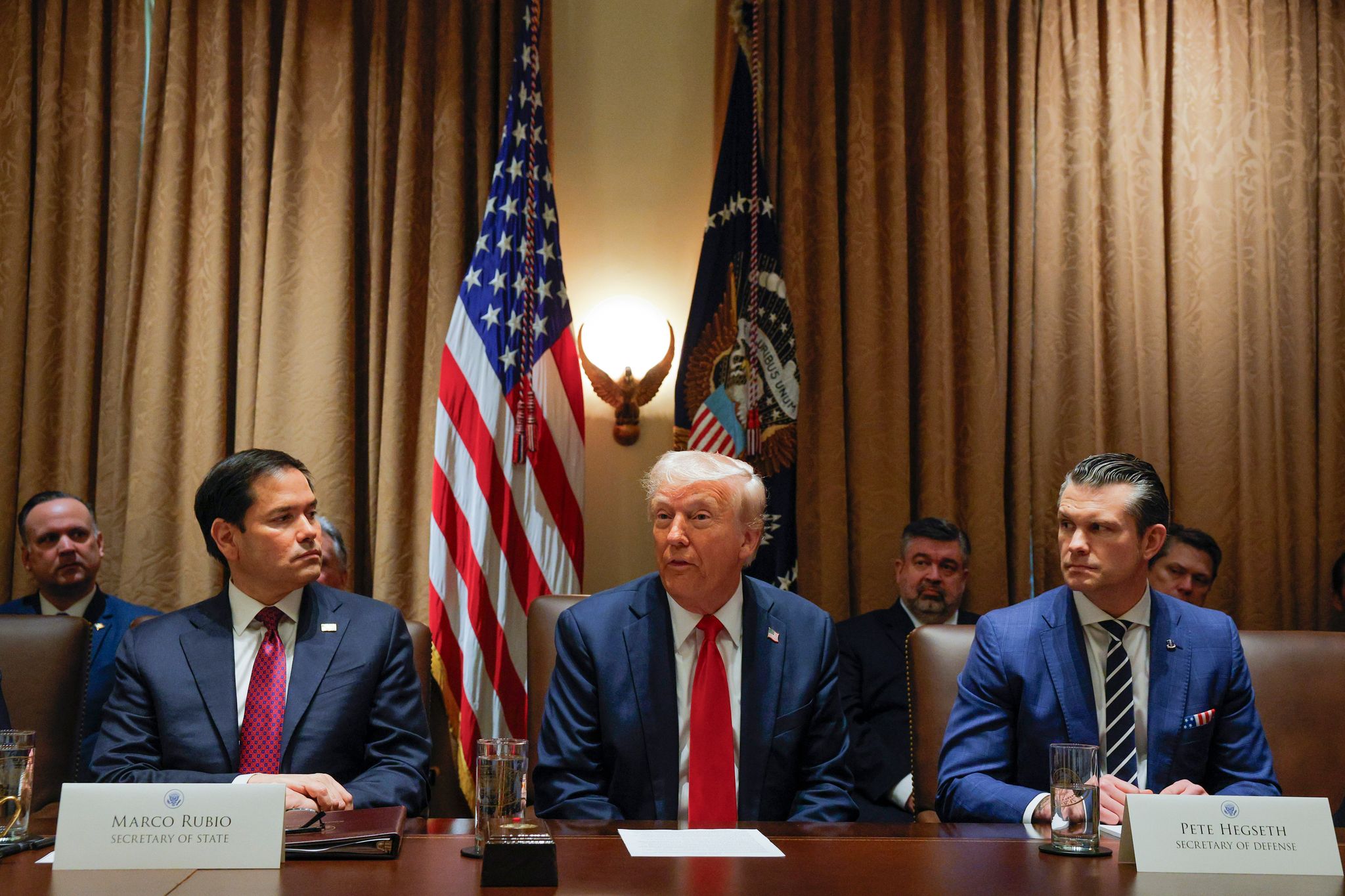 Trump zwischen seinen Ministern Rubio (links) und Hegseth (rechts). (Archivbild)