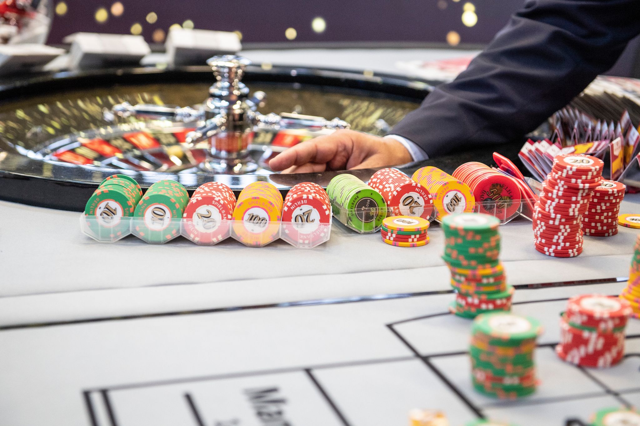 Reine Glücksspielgewinne sind in Deutschland steuerfrei - vorausgesetzt, sie fallen nicht regelmäßig an.