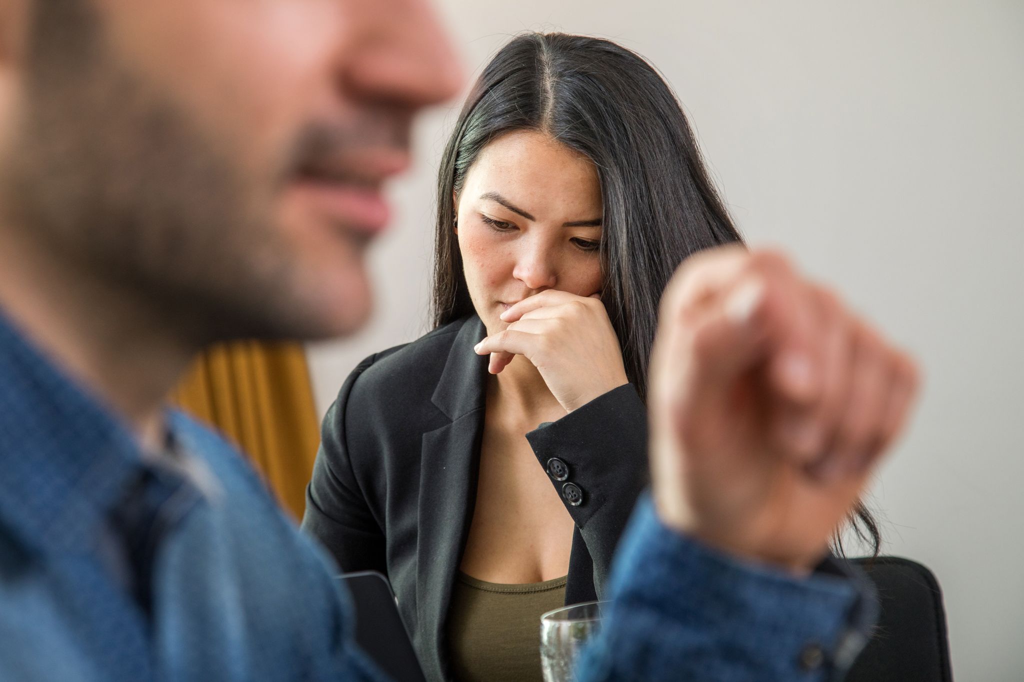 Wer gar keine Lust mehr hat, seine Meinung zu Entscheidungen zu äußern oder sich mitzuteilen, sollte den eigenen Job auf den Prüfstand stellen.