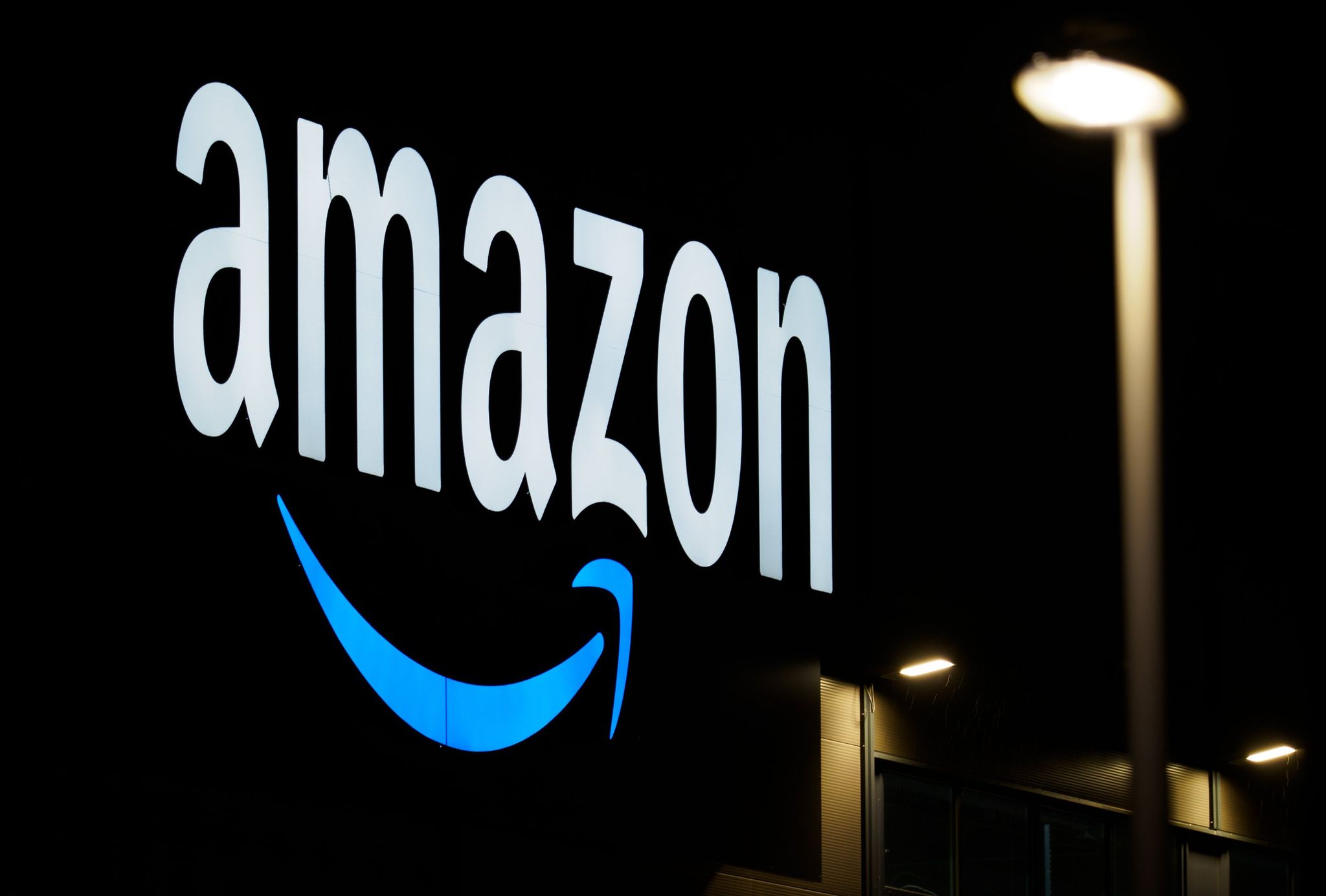Amazon setzt beim Vorgehen gegen Fälschungen zunehmend auf den Einsatz Künstlicher Intelligenz. (Archivbild)