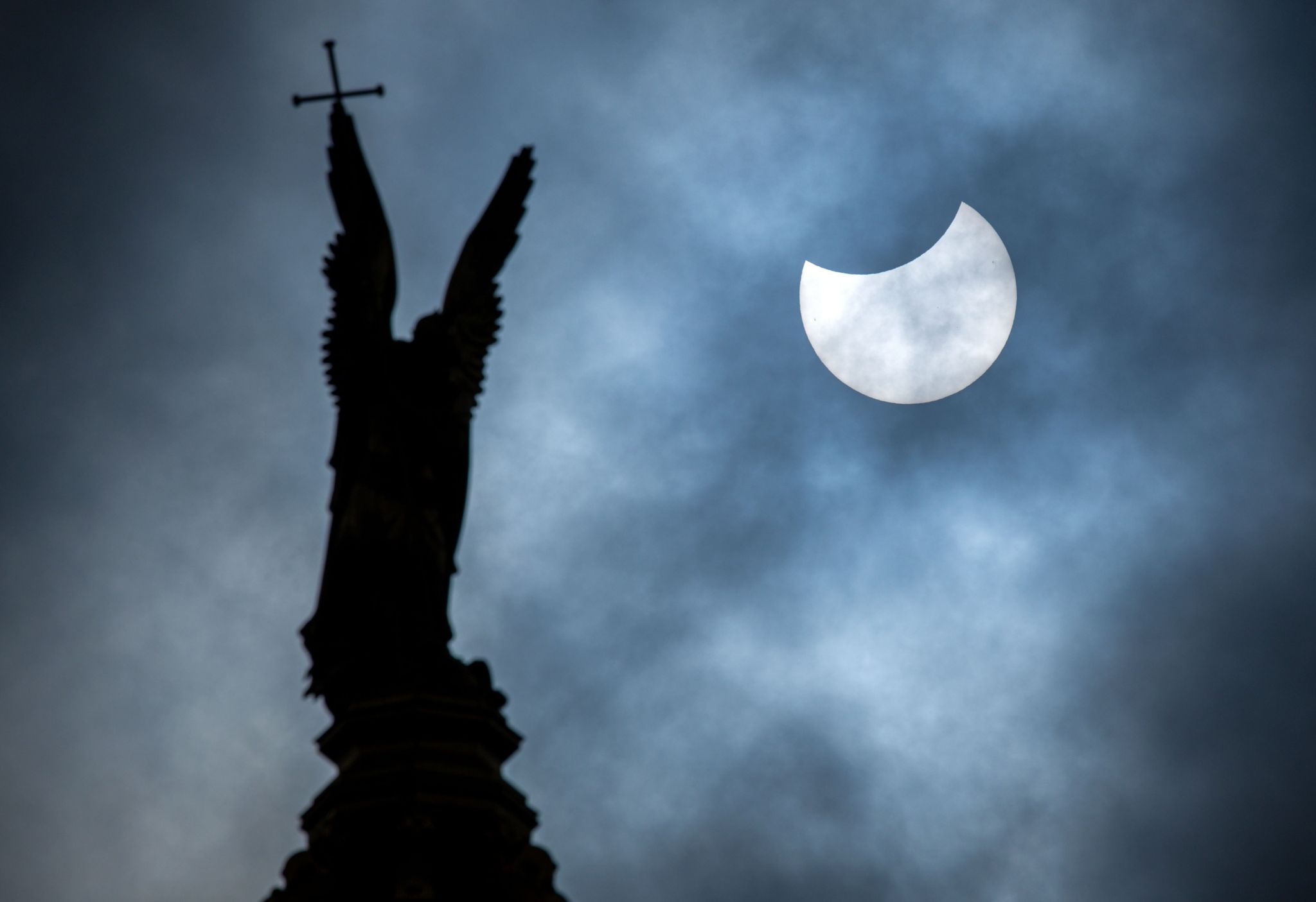 Die partielle Sonnenfinsternis ist voraussichtlich auch bei leichter Bewölkung zu sehen. (Archivbild)