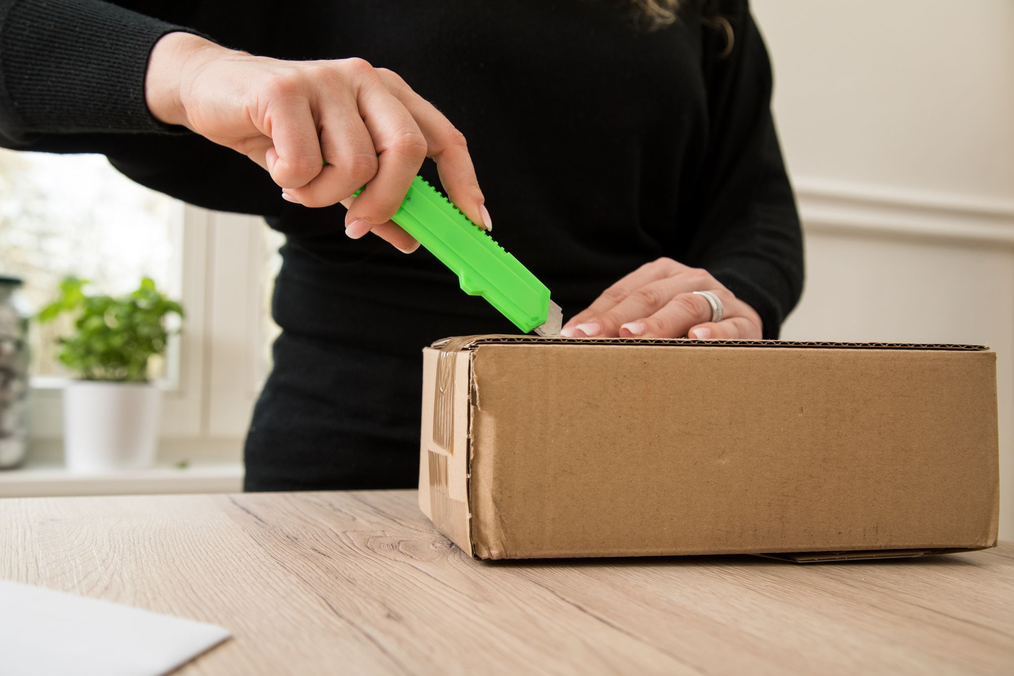Technik bestellt, aber Unsinn bekommen? Verbraucherschützer empfehlen, vor dem Öffnen das Paket zu wiegen und zu fotografieren.