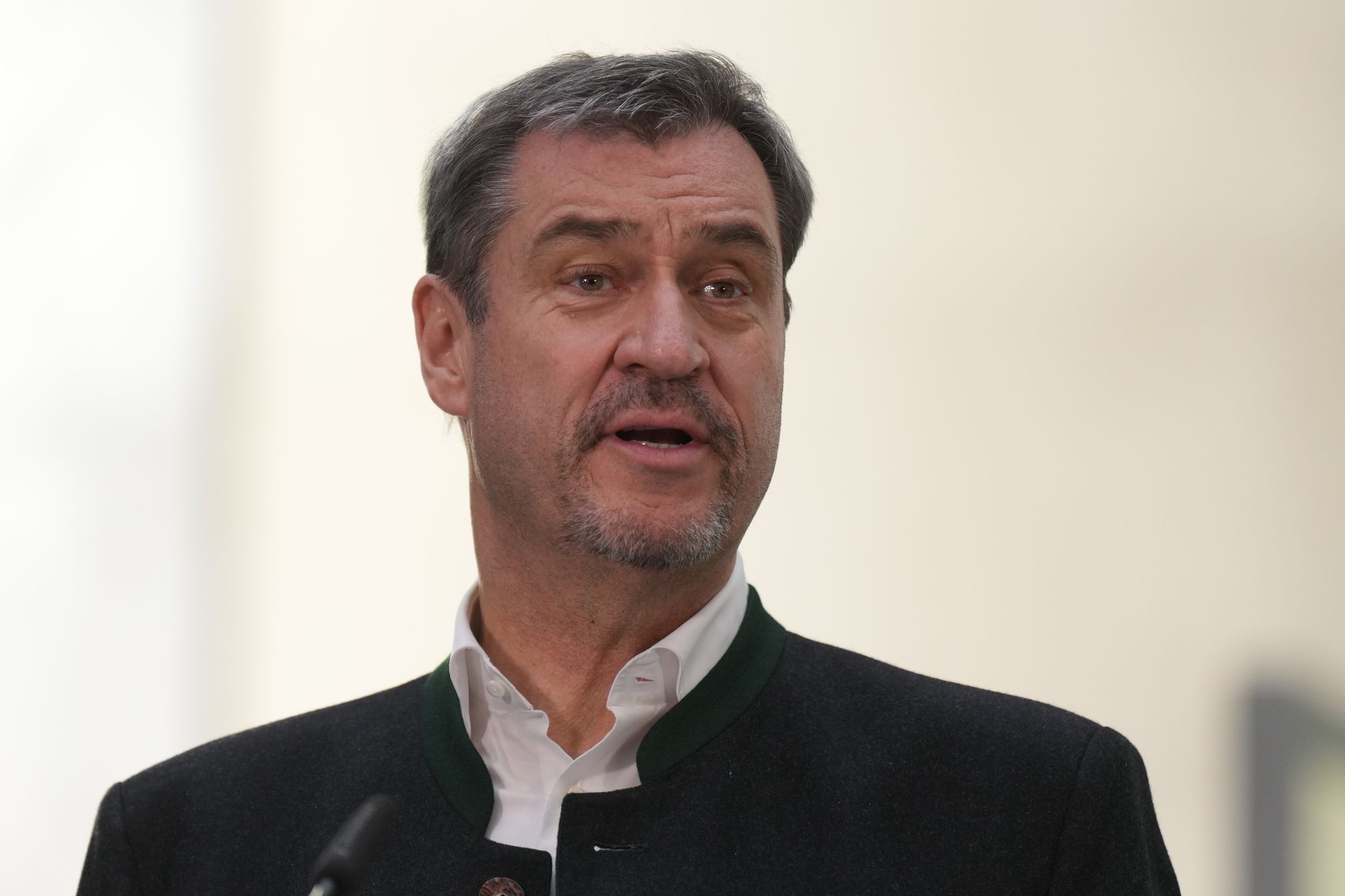 Die CSU stimmt als erste Partei formal der Aufnahme von Koalitionsverhandlungen zu.
