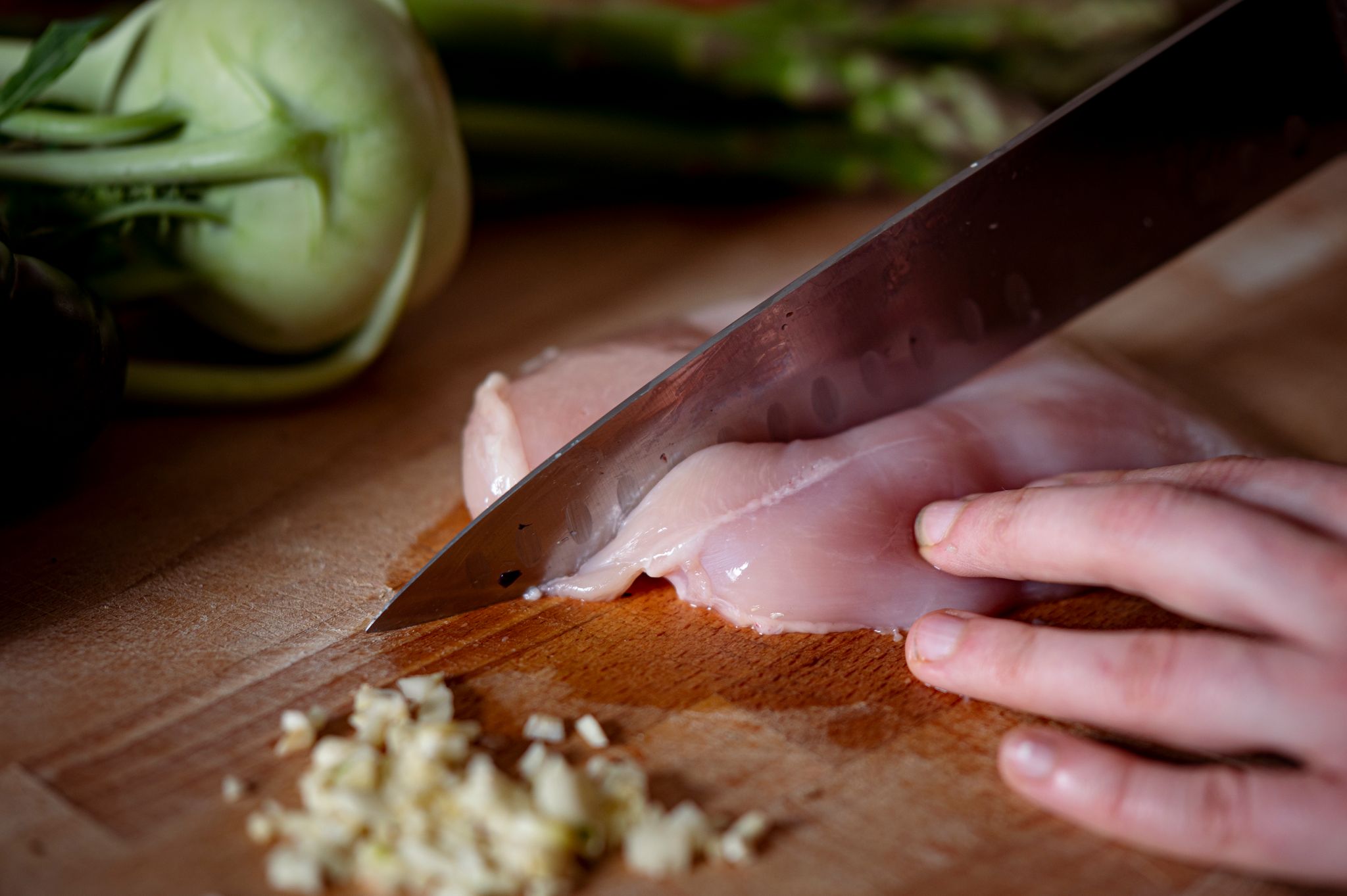 Geflügelfleisch wurde laut BZL 2024 günstiger angeboten als im Vorjahr.
