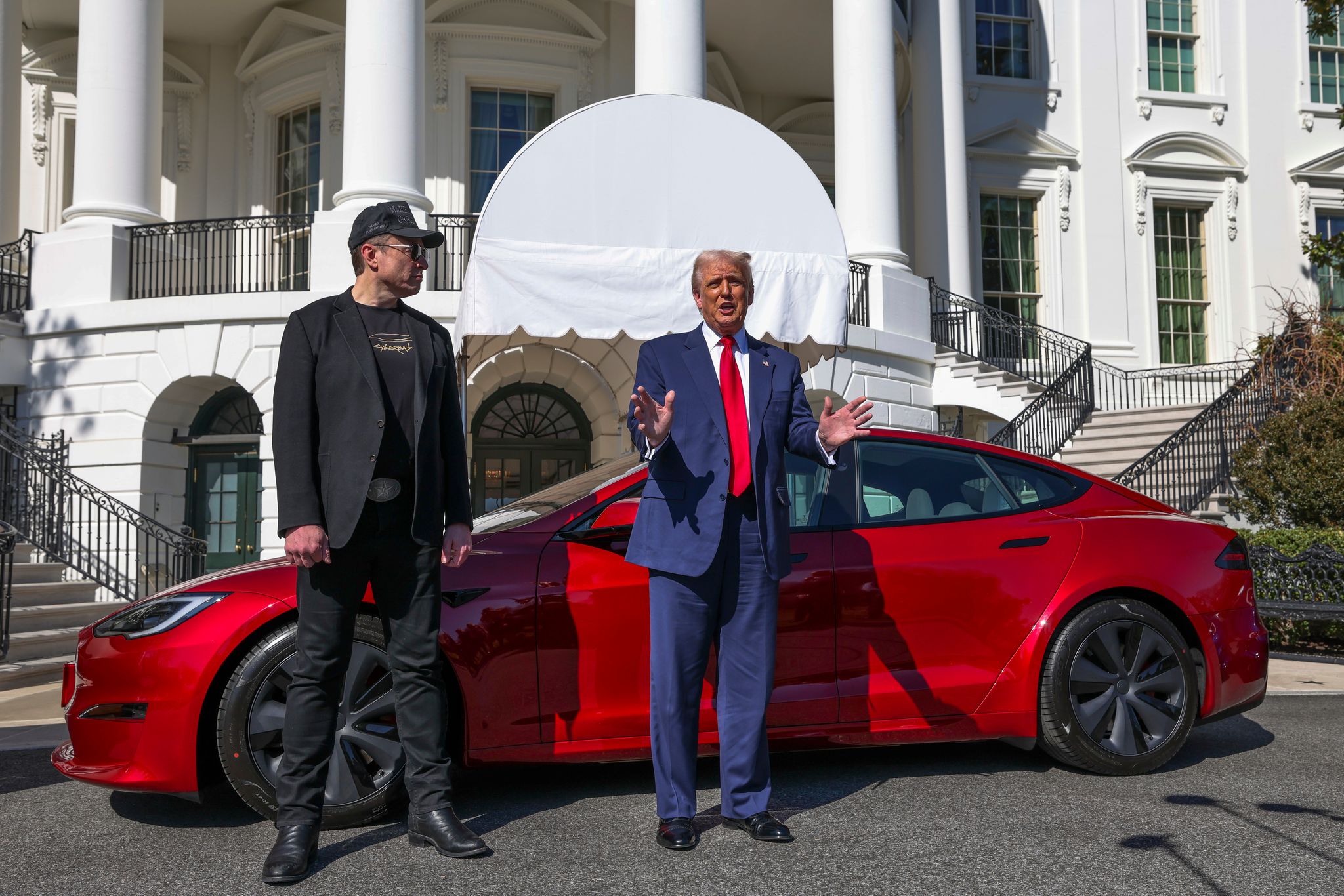 Nach dem Kurssturz bei Tesla springt US-Präsident Donald Trump der Firma seines engen Verbündeten Elon Musk zur Seite und ließ mehrere Teslas vor dem Weißen Haus auffahren. (Archivbild)
