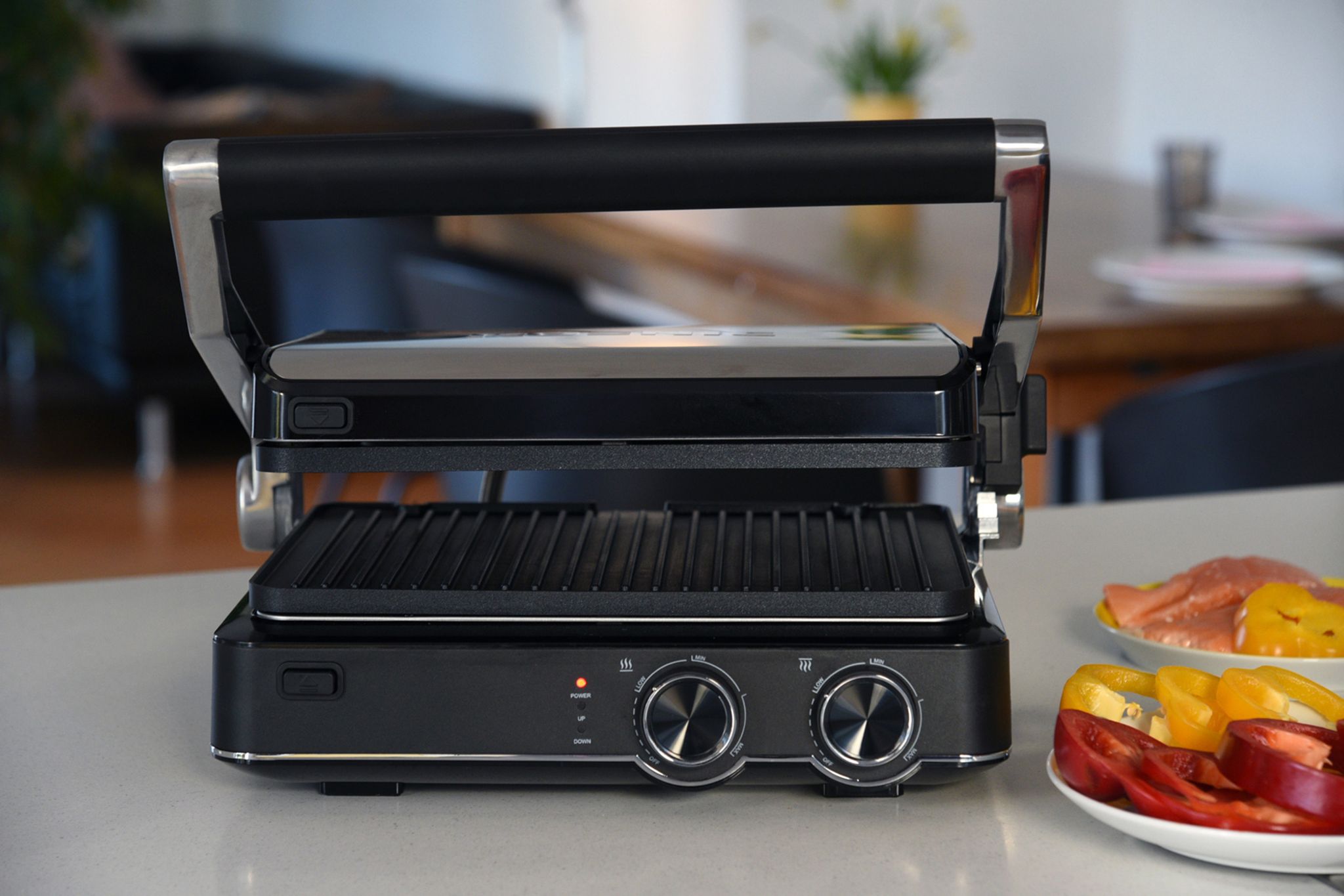 Der Tüv Süd rät beim Kauf eines Kontaktgrills, auf festen Stand und wärmeisolierte Griffe zu achten.