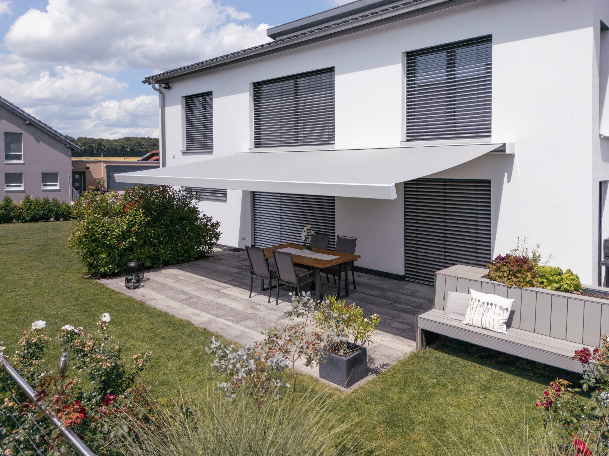 Außenjalousien: Wer vor dem Fenster einen Sonnenschutz anbringt, braucht drinnen oft keine Klimaanlage.