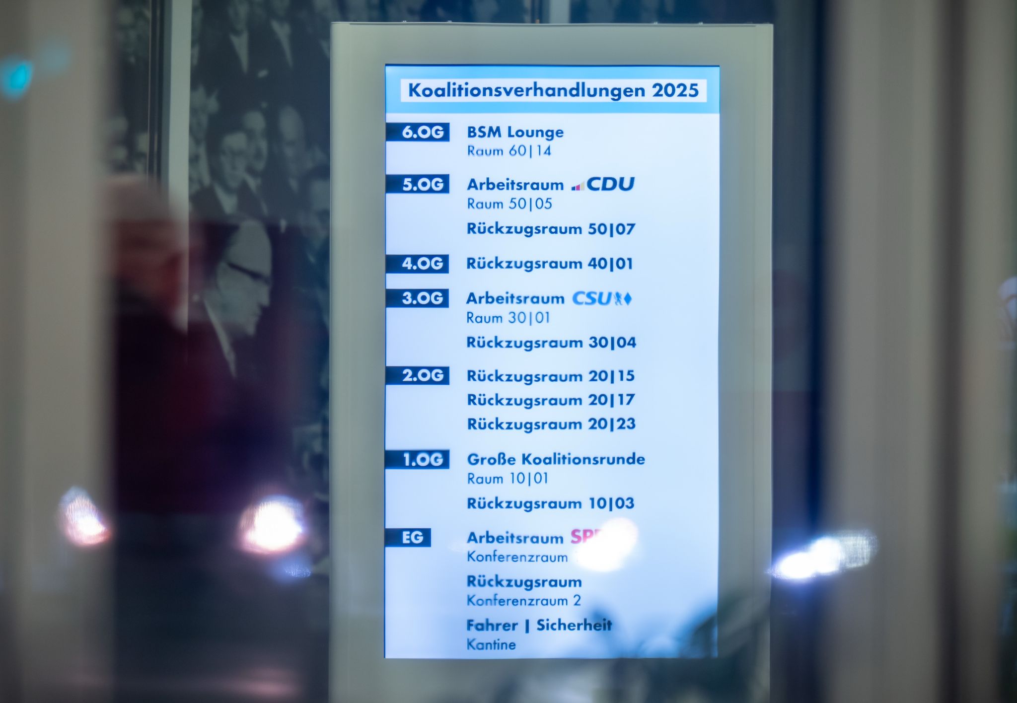 Keine Gruppenfotos, keine Pressekonferenzen - bislang halten sich die Verhandler an ihre eigenen Vorgaben zum Ablauf der Koalitionsverhandlungen (Archivfoto)
