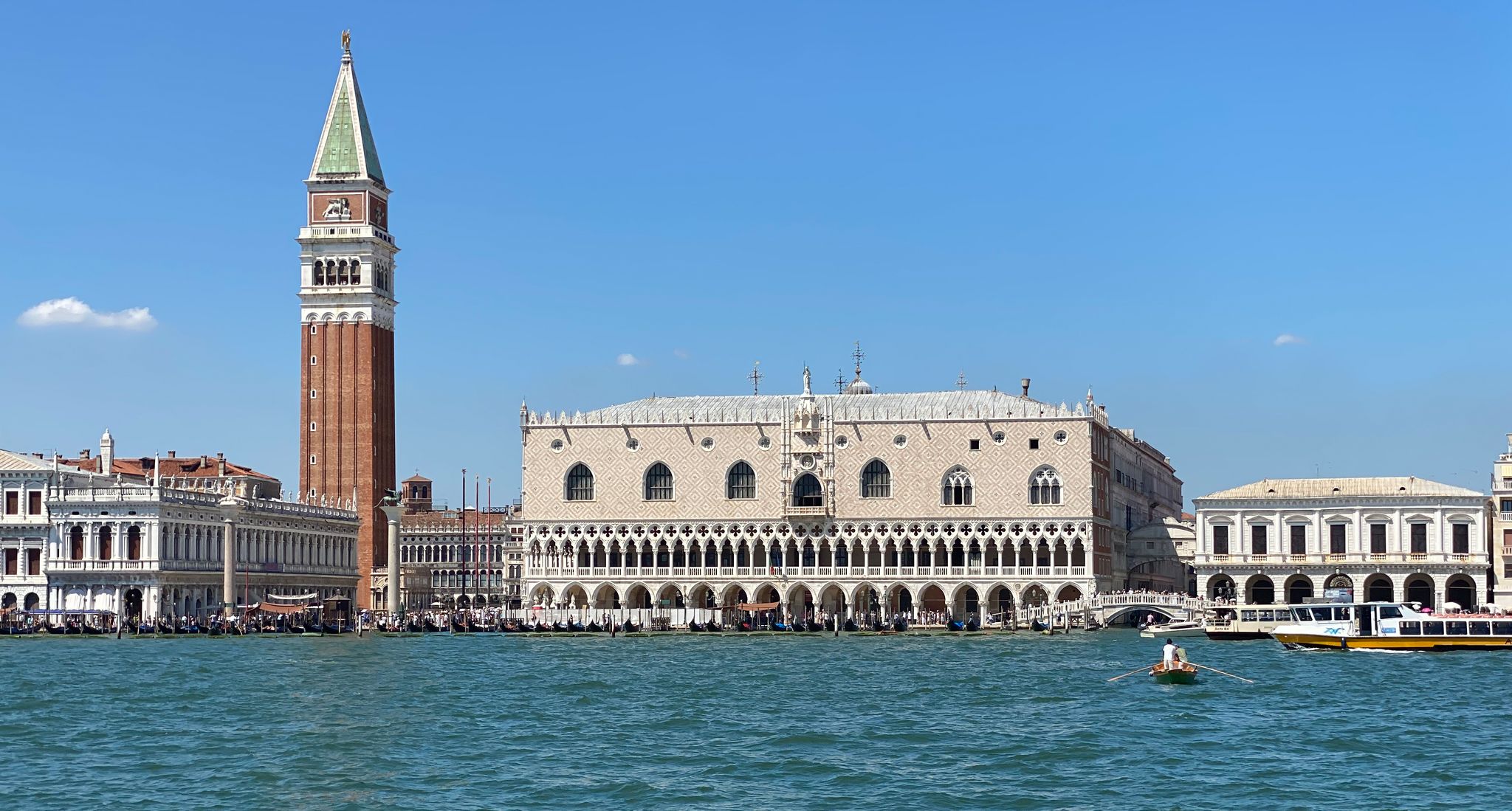 Erhabene Ansicht: Venedigs Dogenpalast vom Bord des Hausbootes «Aquileia» aus gesehen.