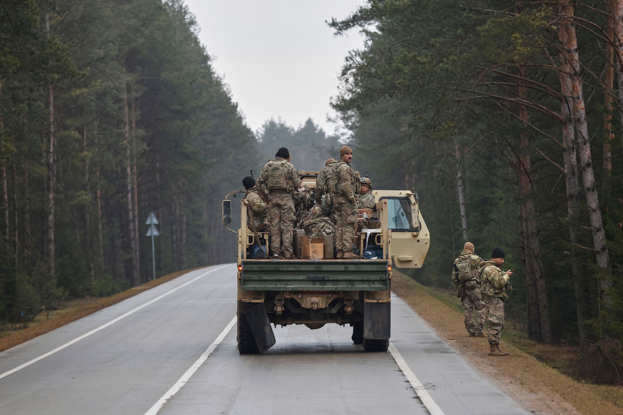 Laut Litauens Armeechef Vaiksnoras ist die Such- und Bergungsaktion technisch sehr komplex und findet in einem Sumpfgebiet statt, das noch trockengelegt wird.