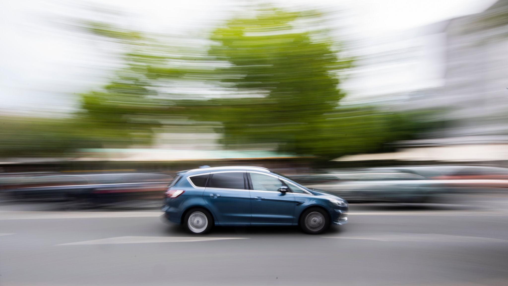 Einprozentregel: Beschäftigte, die ihren Dienstwagen privat nutzen, bekommen in der Regel monatlich ein Prozent des Bruttolistenneupreises von ihrem Nettolohn abgezogen.