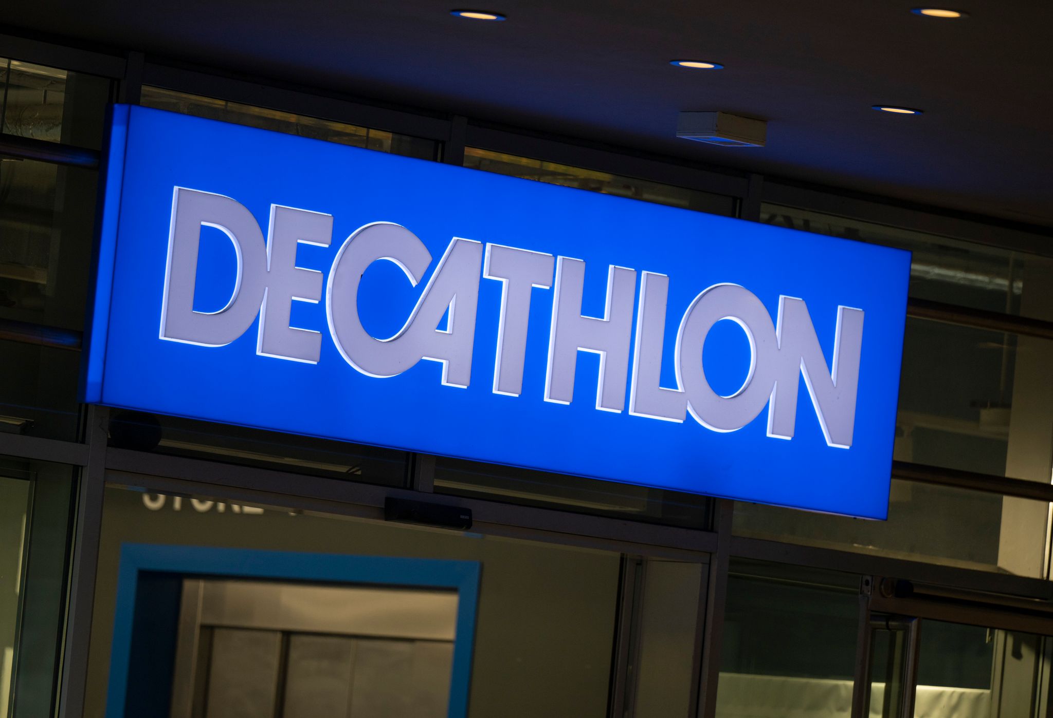 Die Handelskette Decathlon zieht in Galeria-Filialen ein. (Archivbild)
