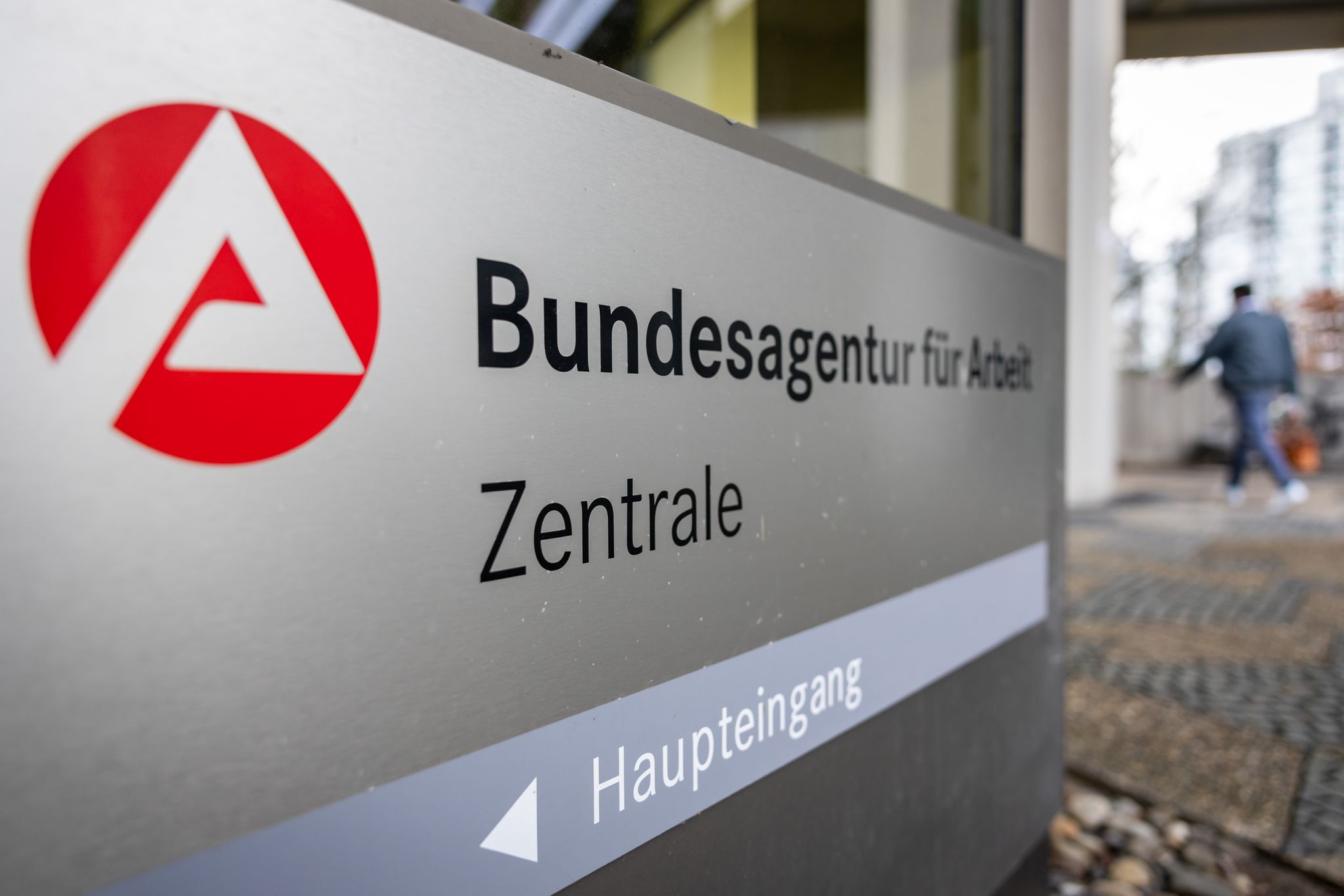 Die Zahl der Arbeitslosen in Deutschland ist im März nur leicht gesunken (Archivbild).