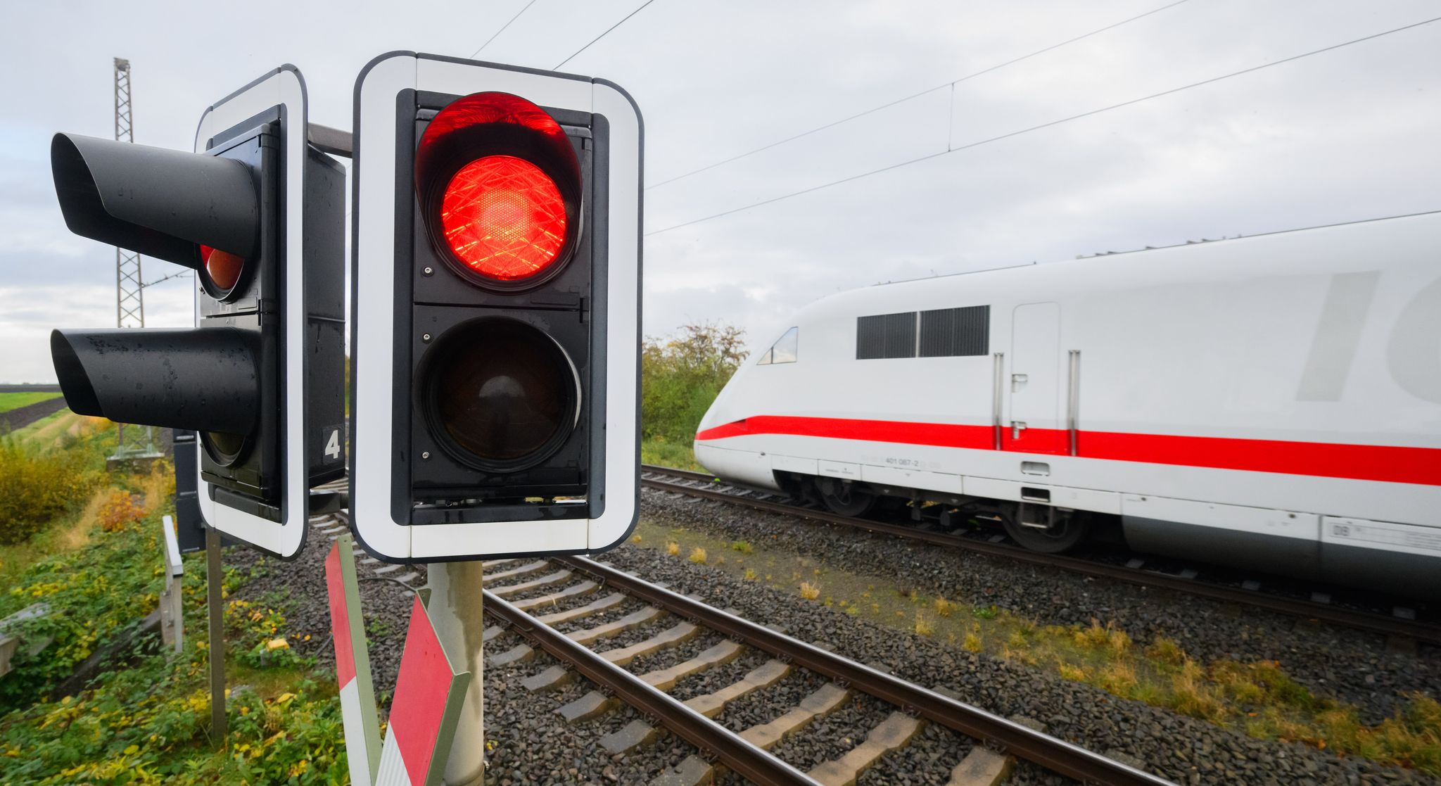 Die Bahn will wegen einer Tunnelsanierung die ICE-Strecke Mannheim-Stuttgart wochenlang sperren. (Symbolbild)