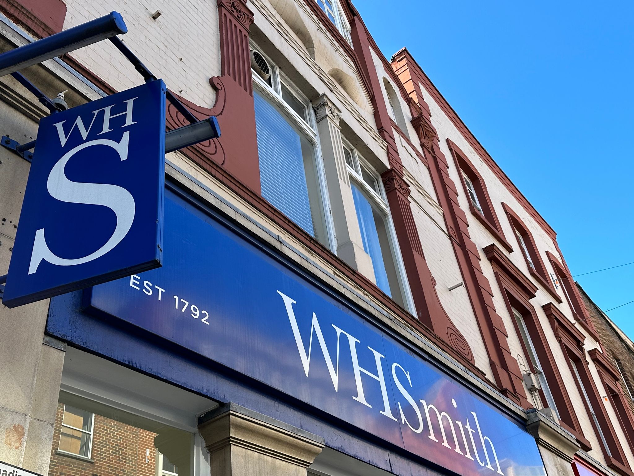 Noch typisch für britische Innenstädte: Filialen von WH Smith. (Archivbild)
