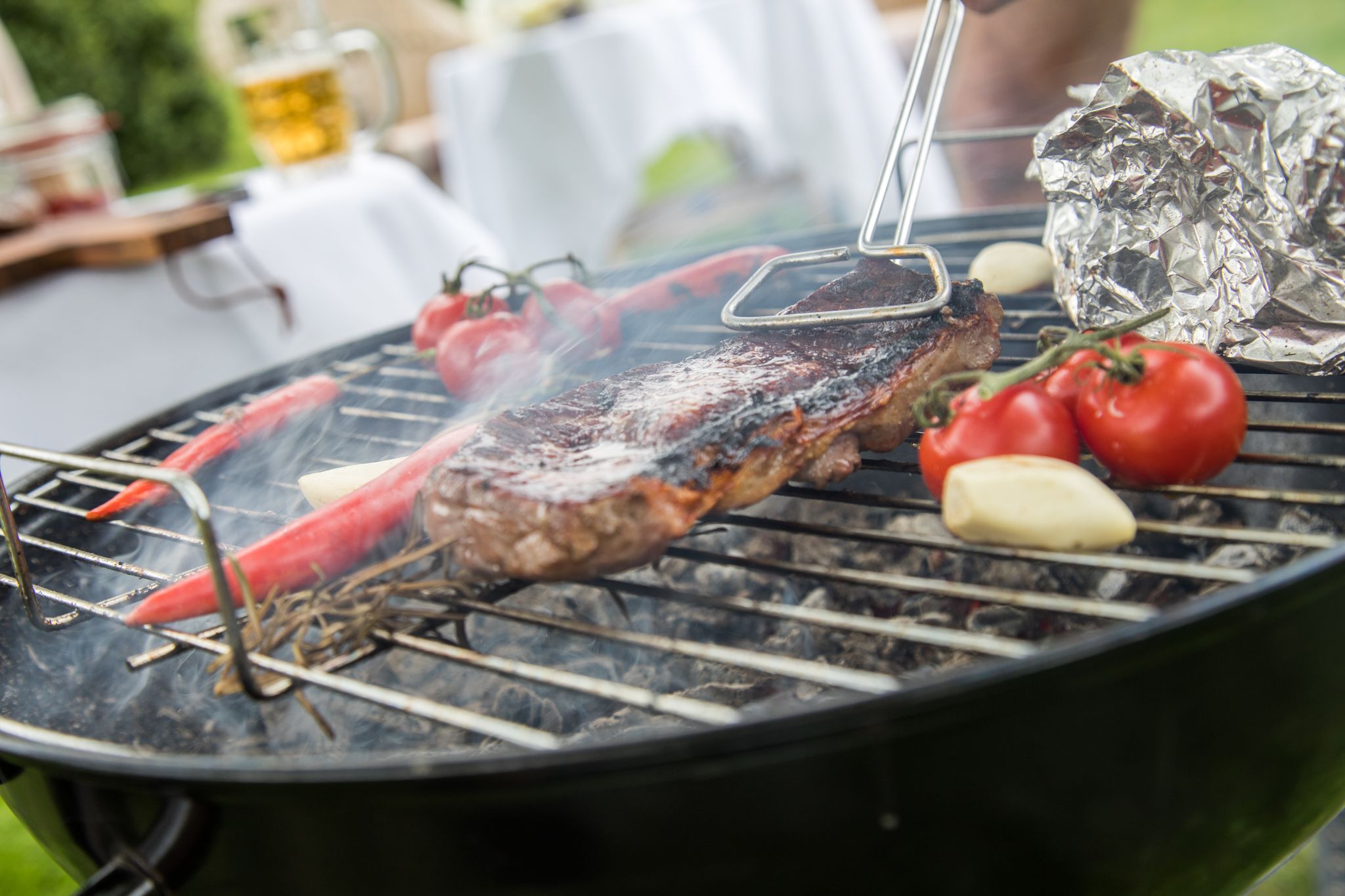Den glühenden Grill in geschlossene Räume zu verlegen, ist sehr gefährlich.