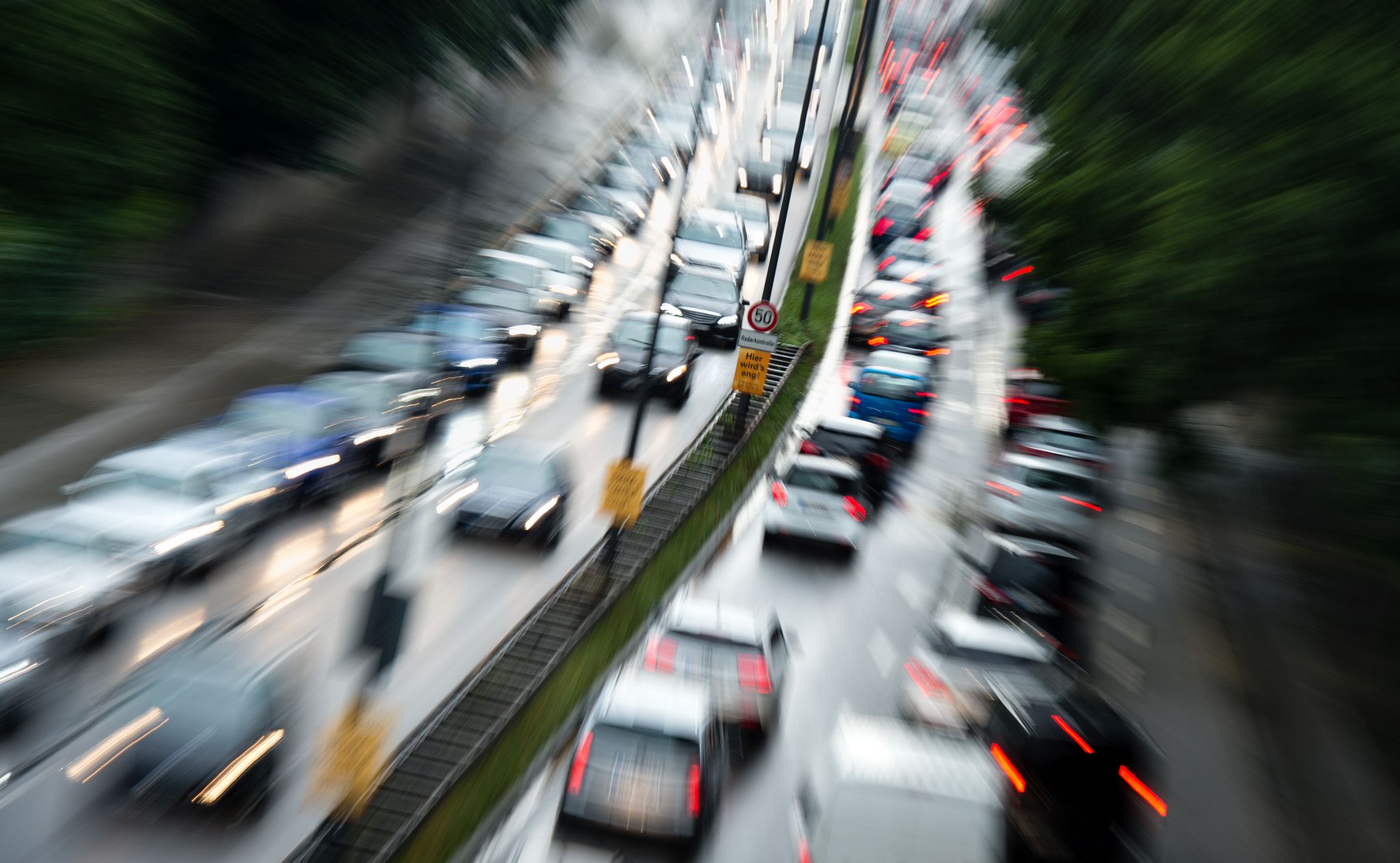 Stadtverkehr in München. In Großstädten gehören Staus zum Alltag, doch das tut der Beliebtheit des Autos laut einer Umfrage der HUK Coburg unter über 4200 Menschen keinen Abbruch. (Foto: Illustration)